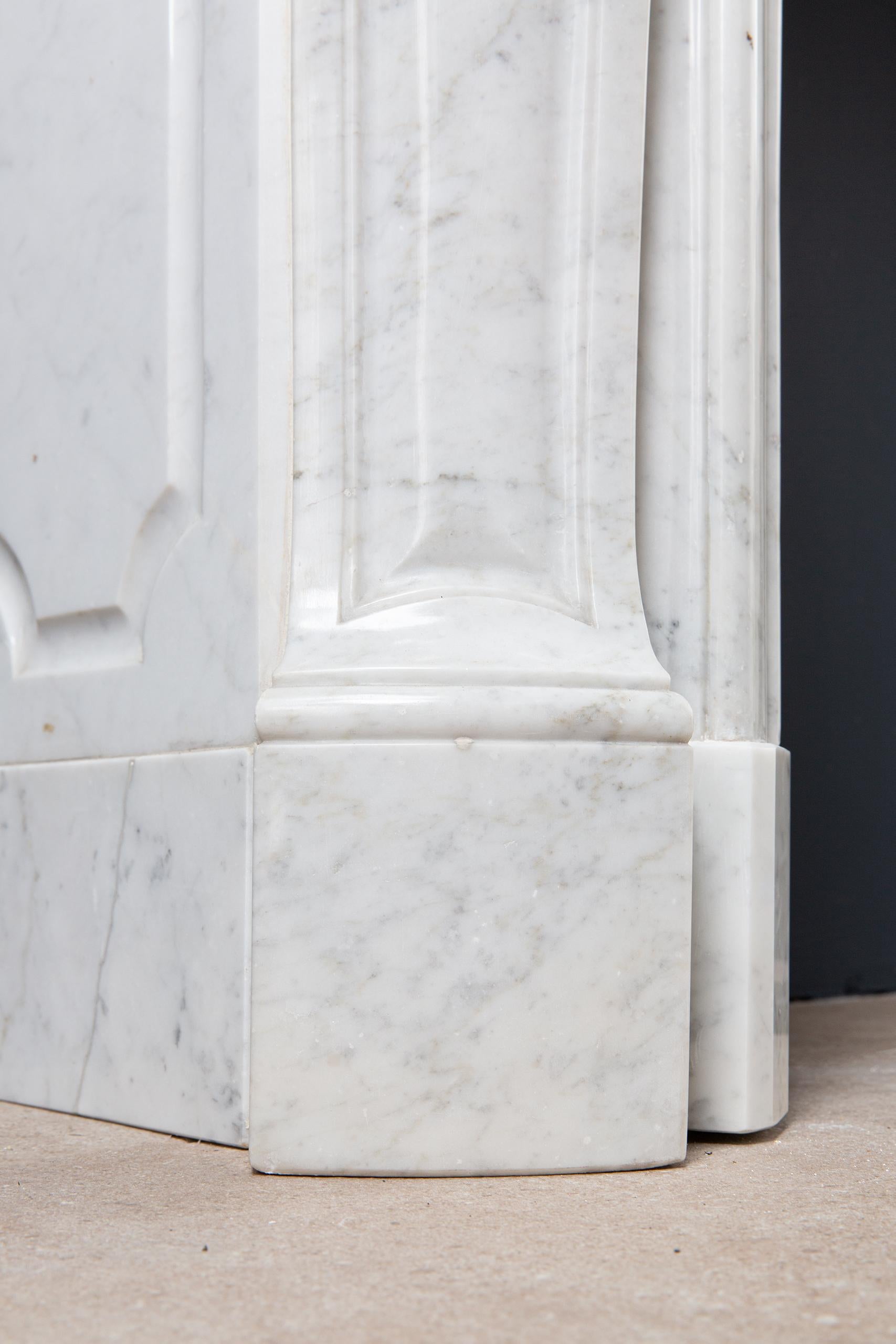 Antiker antiker Kaminsims aus Carrara-Marmor im Louis XV.-Stil im Angebot 7