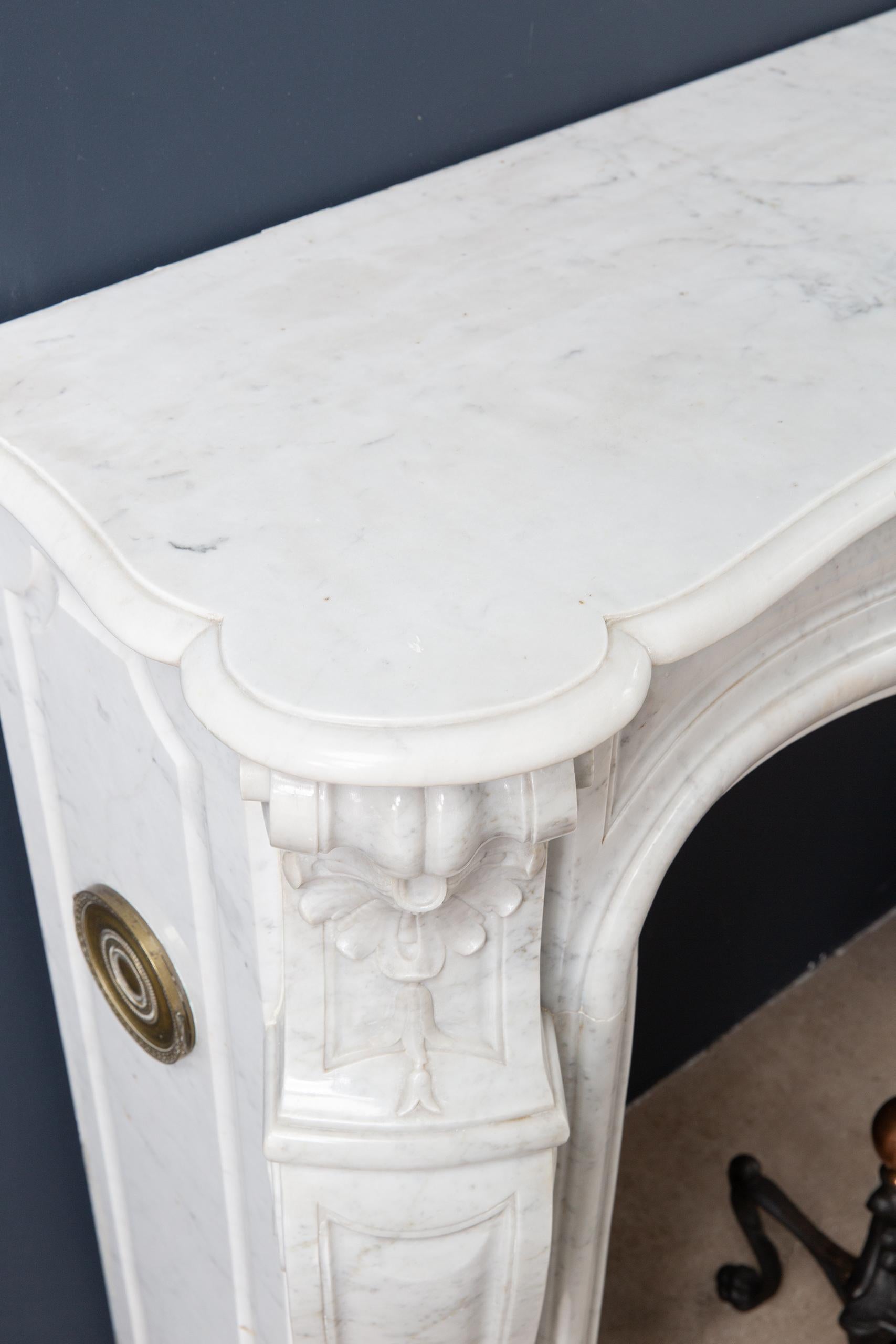 Antiker antiker Kaminsims aus Carrara-Marmor im Louis XV.-Stil im Angebot 8