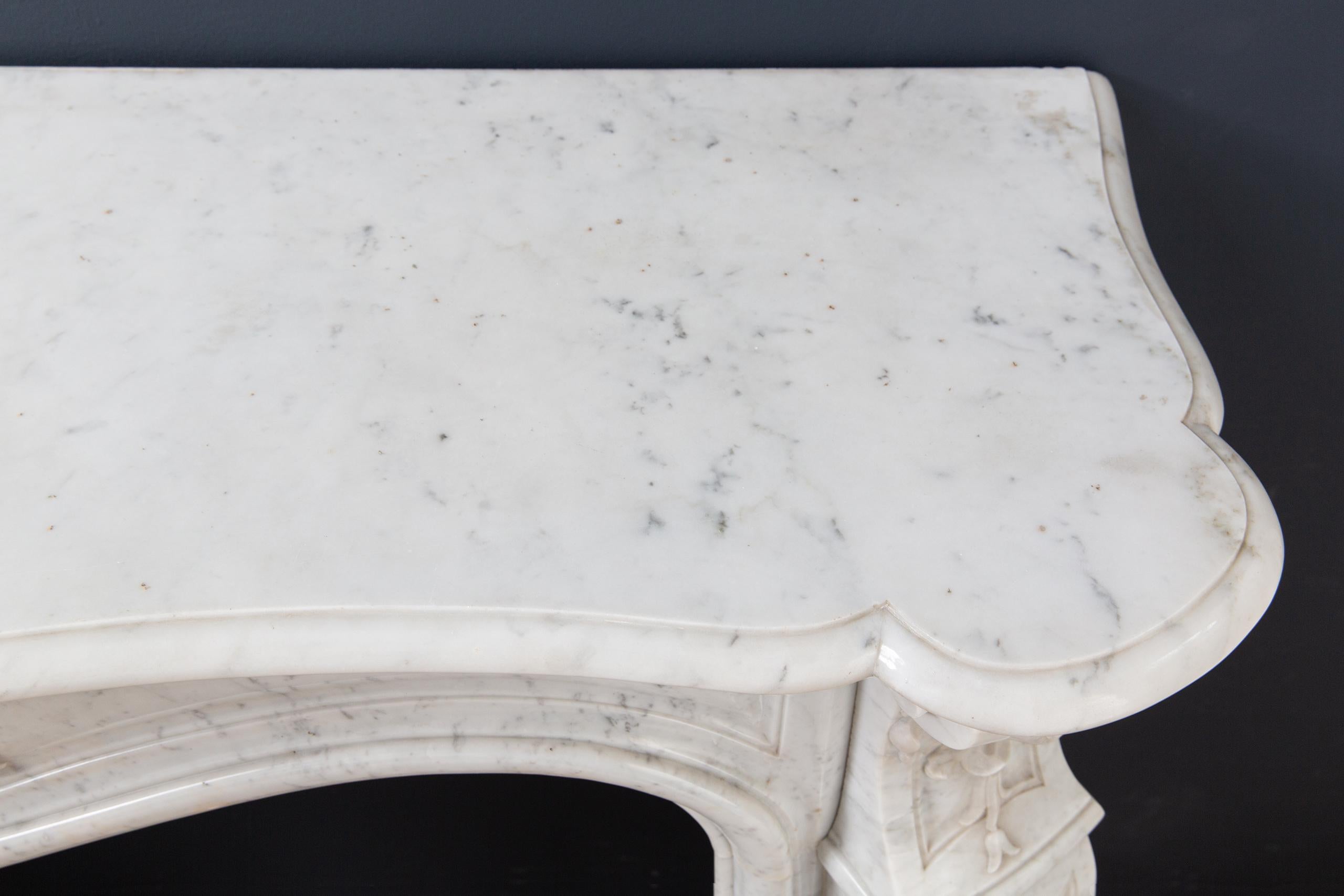 Antiker antiker Kaminsims aus Carrara-Marmor im Louis XV.-Stil im Angebot 10