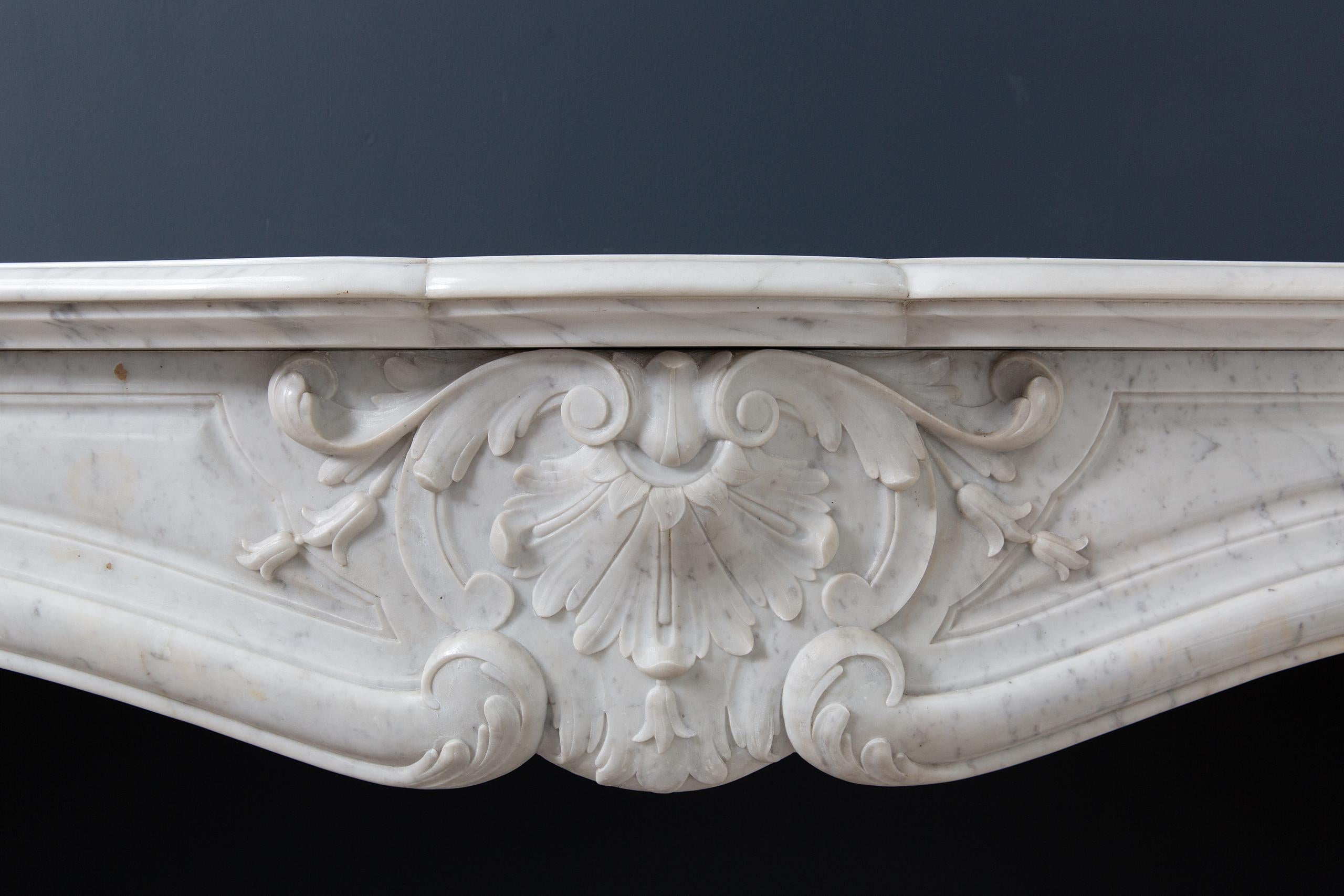 Antiker antiker Kaminsims aus Carrara-Marmor im Louis XV.-Stil (Handgeschnitzt) im Angebot
