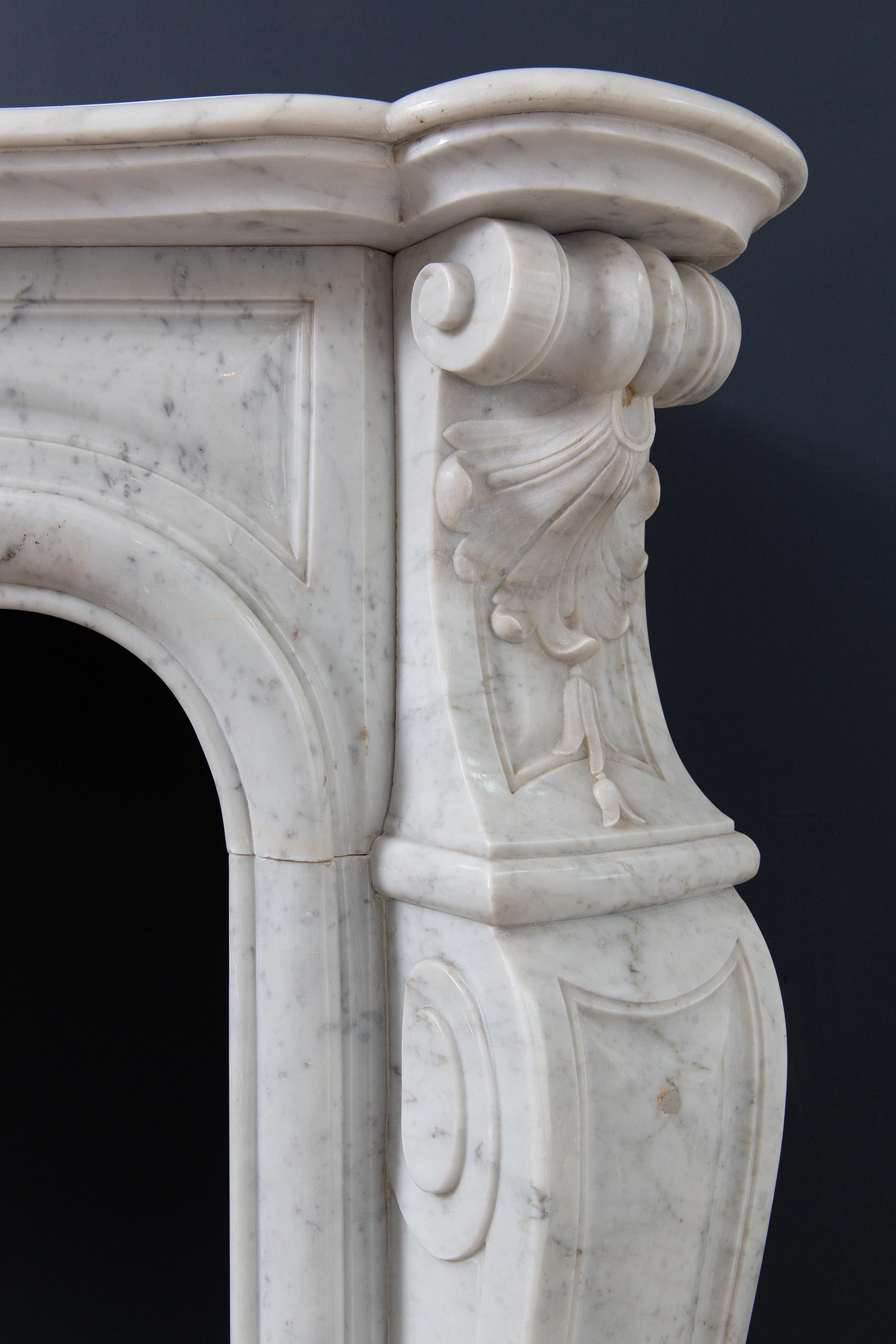 Antiker antiker Kaminsims aus Carrara-Marmor im Louis XV.-Stil (19. Jahrhundert) im Angebot
