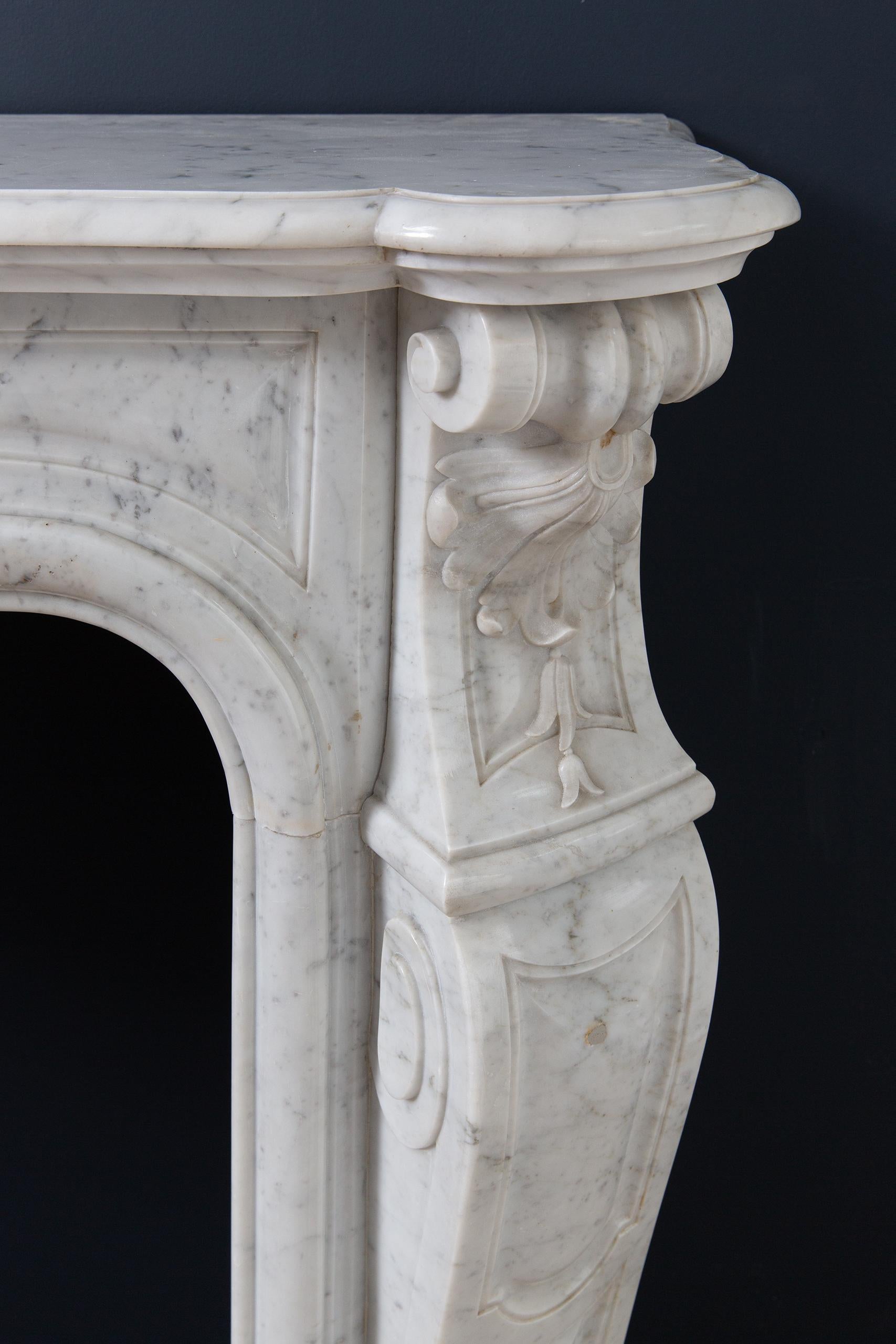 Antiker antiker Kaminsims aus Carrara-Marmor im Louis XV.-Stil im Angebot 1