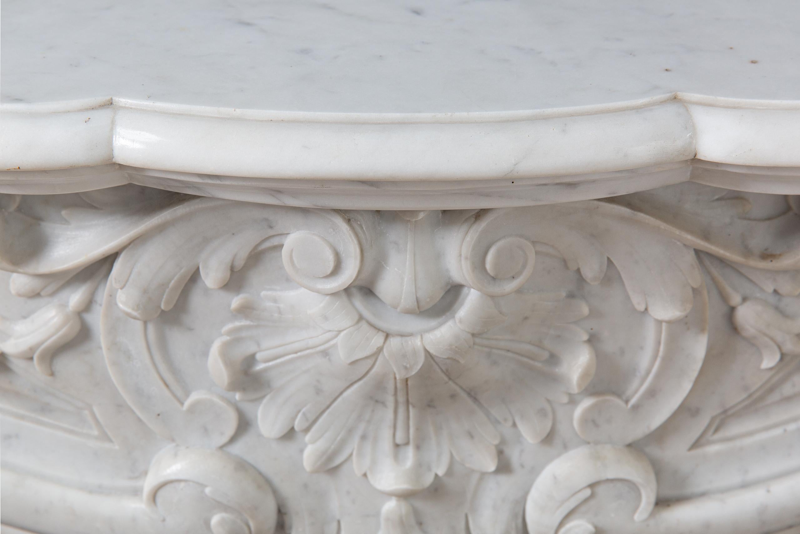Antiker antiker Kaminsims aus Carrara-Marmor im Louis XV.-Stil im Angebot 2