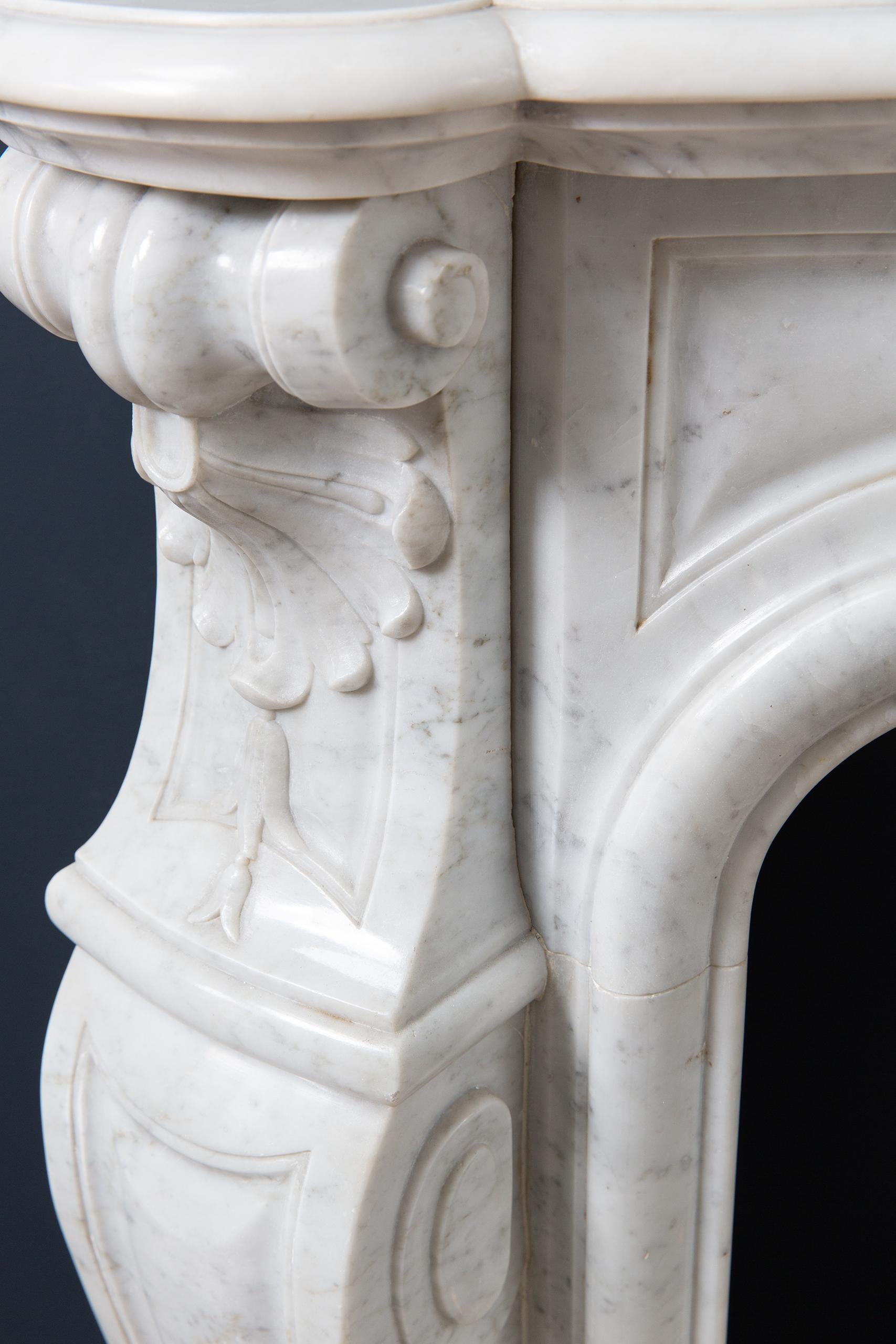 Antiker antiker Kaminsims aus Carrara-Marmor im Louis XV.-Stil im Angebot 3