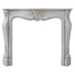 Antiker französischer Carrara-Marmor-Kaminsims im Stil Louis XV.