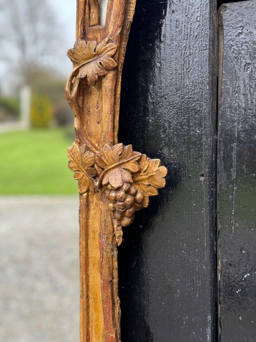 Miroir Louis XV en bois sculpté et doré, 18ème siècle Excellent état - En vente à Honnelles, WHT