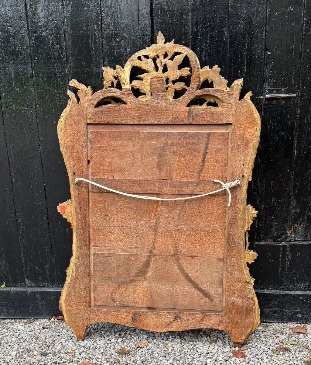 Miroir Louis XV en bois sculpté et doré, 18ème siècle en vente 1