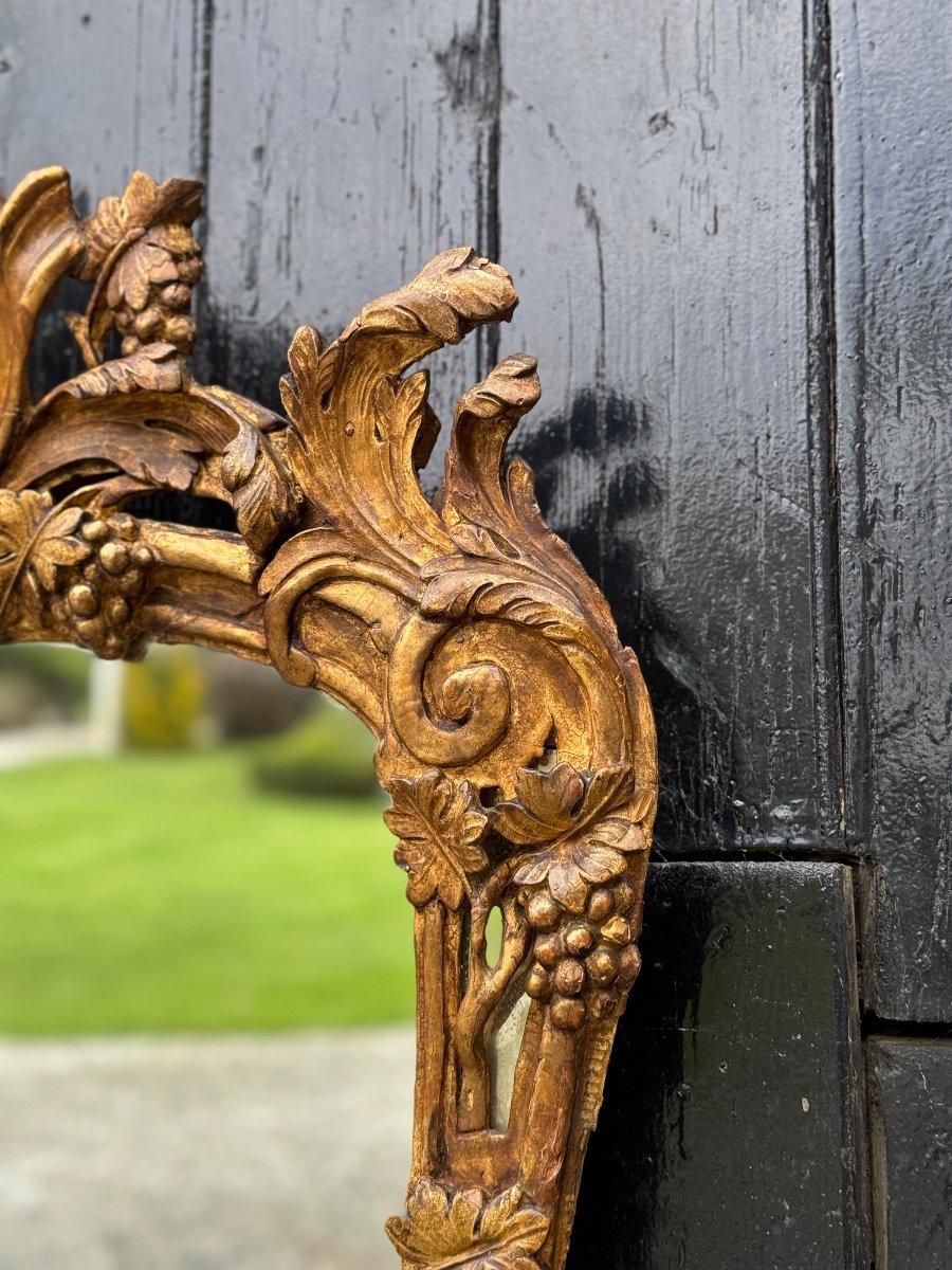 Miroir Louis XV en bois sculpté et doré, 18ème siècle en vente 2