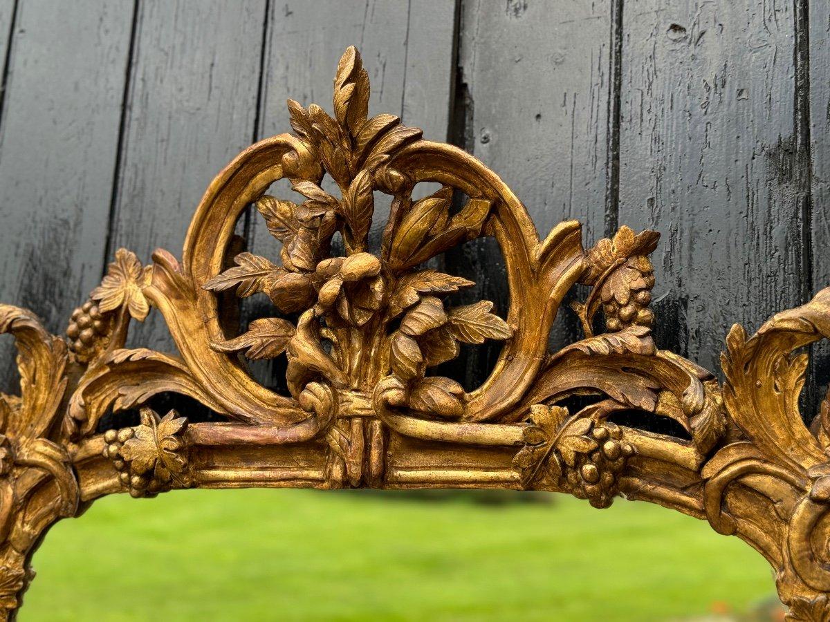 Miroir Louis XV en bois sculpté et doré, 18ème siècle en vente 3