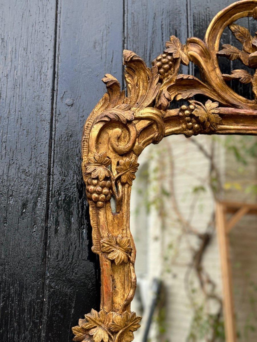 Miroir Louis XV en bois sculpté et doré, 18ème siècle en vente 4