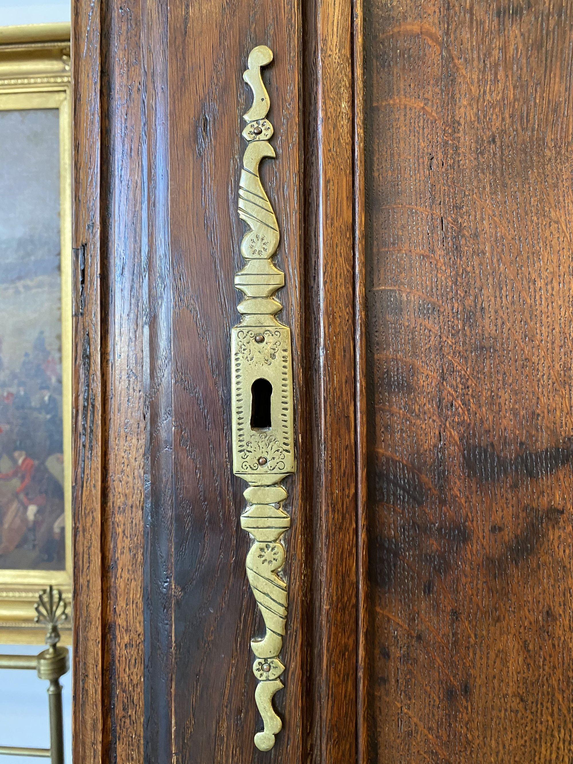Louis XV Carved Bonnetier, Homme Debout, Cabinet, 18th Century In Good Condition In Doylestown, PA