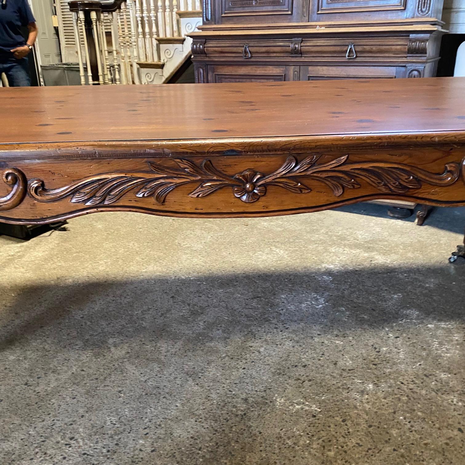 Table de salle à manger française sculptée en pin de style provincial Louis XV en vente 3