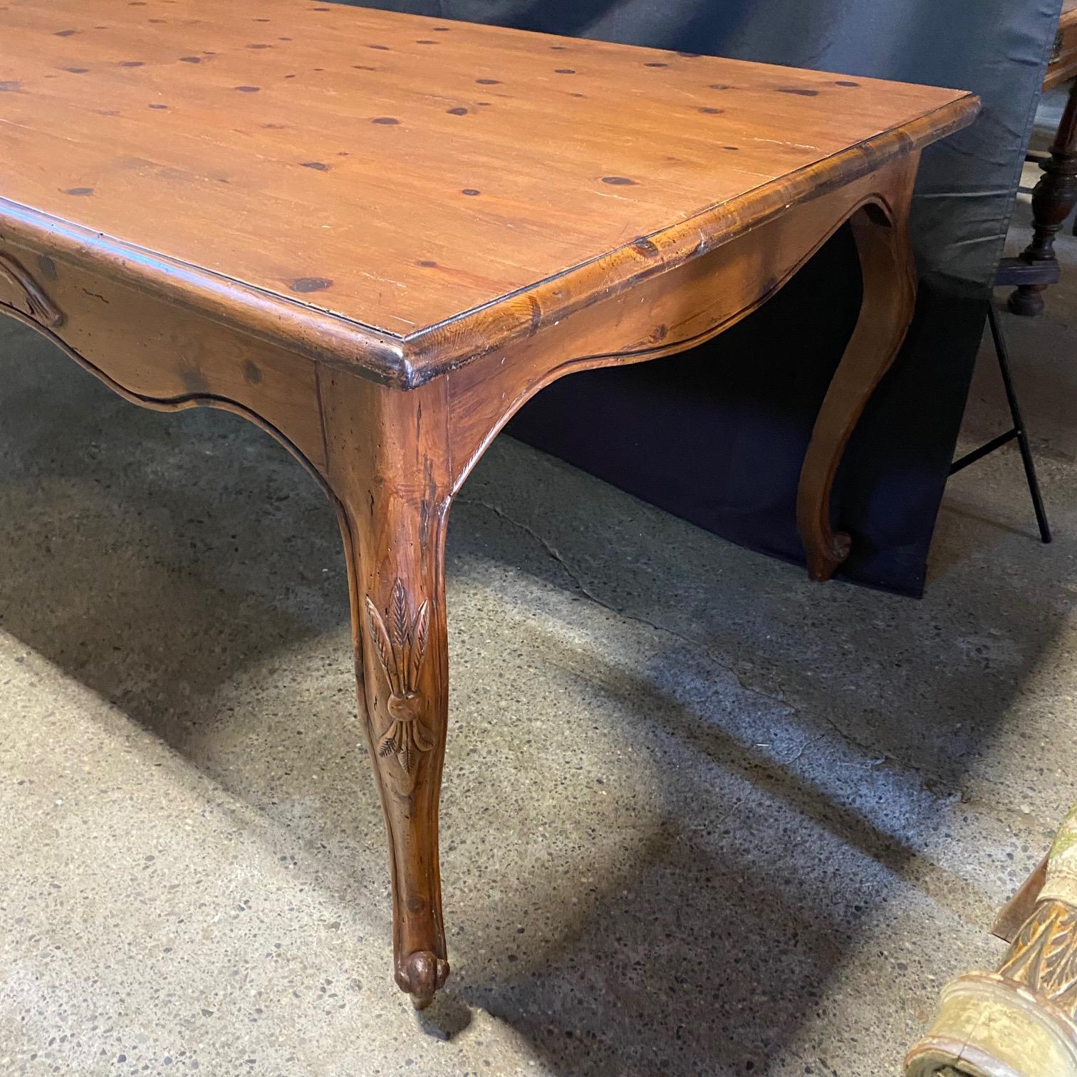 Table de salle à manger française sculptée en pin de style provincial Louis XV en vente 4