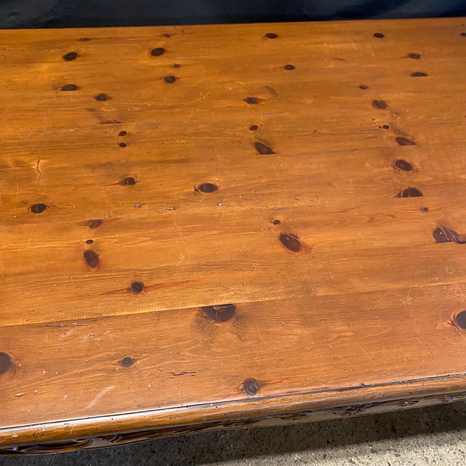 Table de salle à manger française sculptée en pin de style provincial Louis XV en vente 5