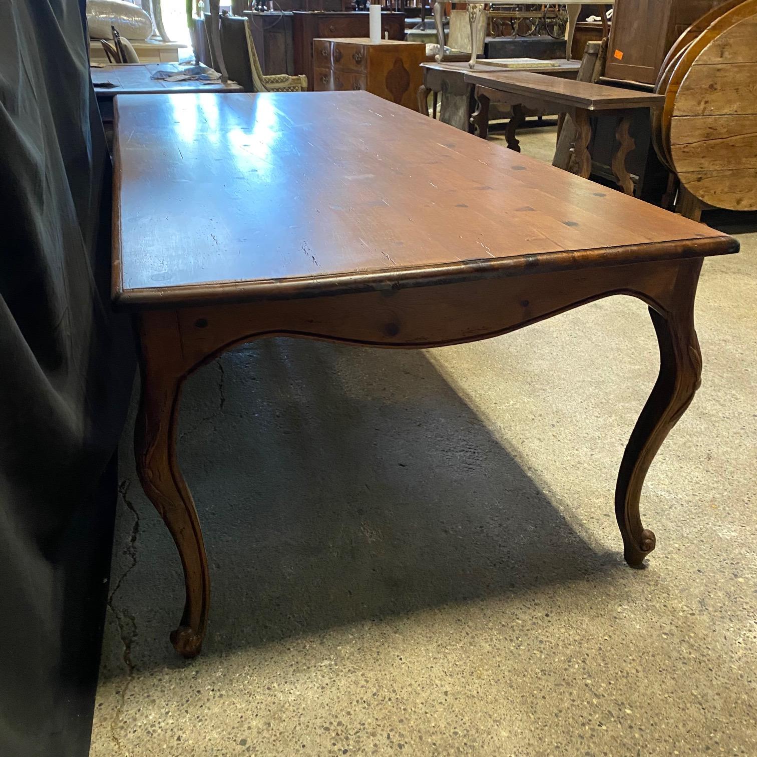 Table de salle à manger française sculptée en pin de style provincial Louis XV en vente 6