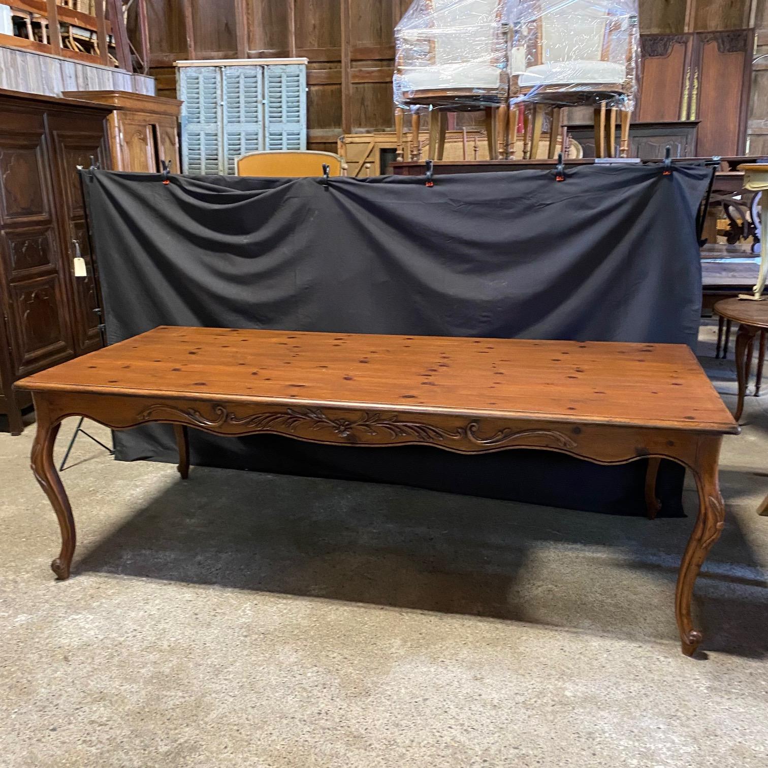 Jolie table de salle à manger massive avec tablier sculpté et grand plateau fantastique reposant élégamment sur des pieds cabriole pour une sophistication de style français. Le tablier est sculpté, 
 25