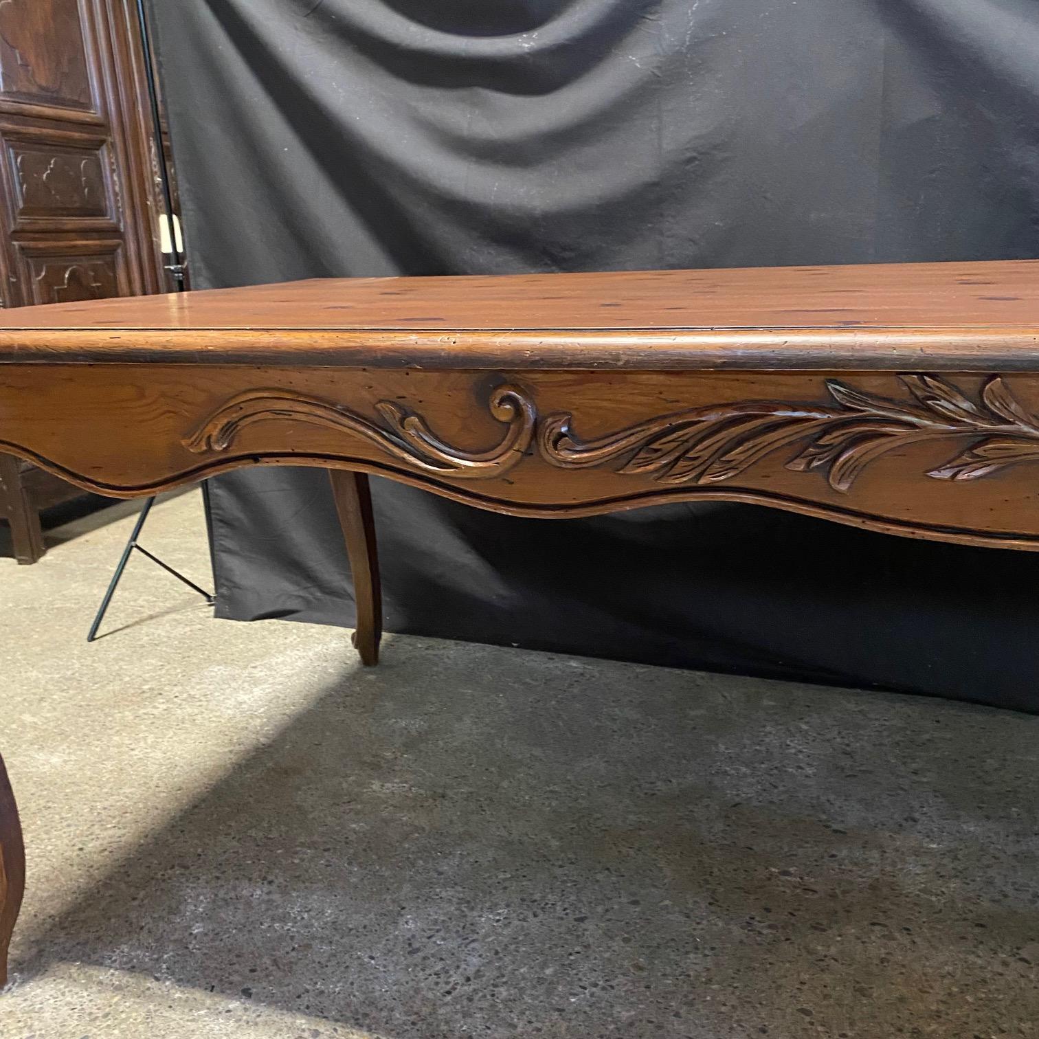 Provincial français Table de salle à manger française sculptée en pin de style provincial Louis XV en vente