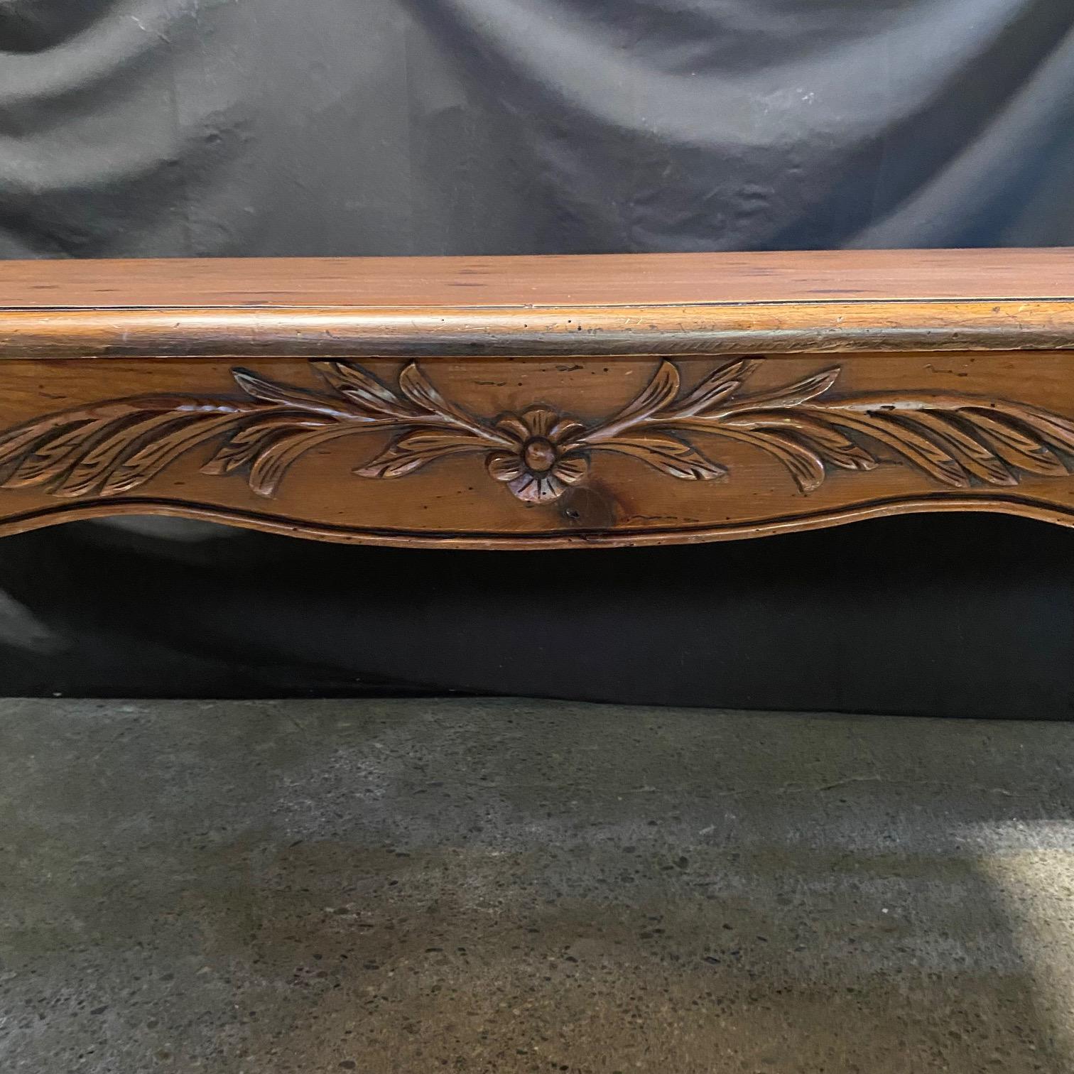 Français Table de salle à manger française sculptée en pin de style provincial Louis XV en vente