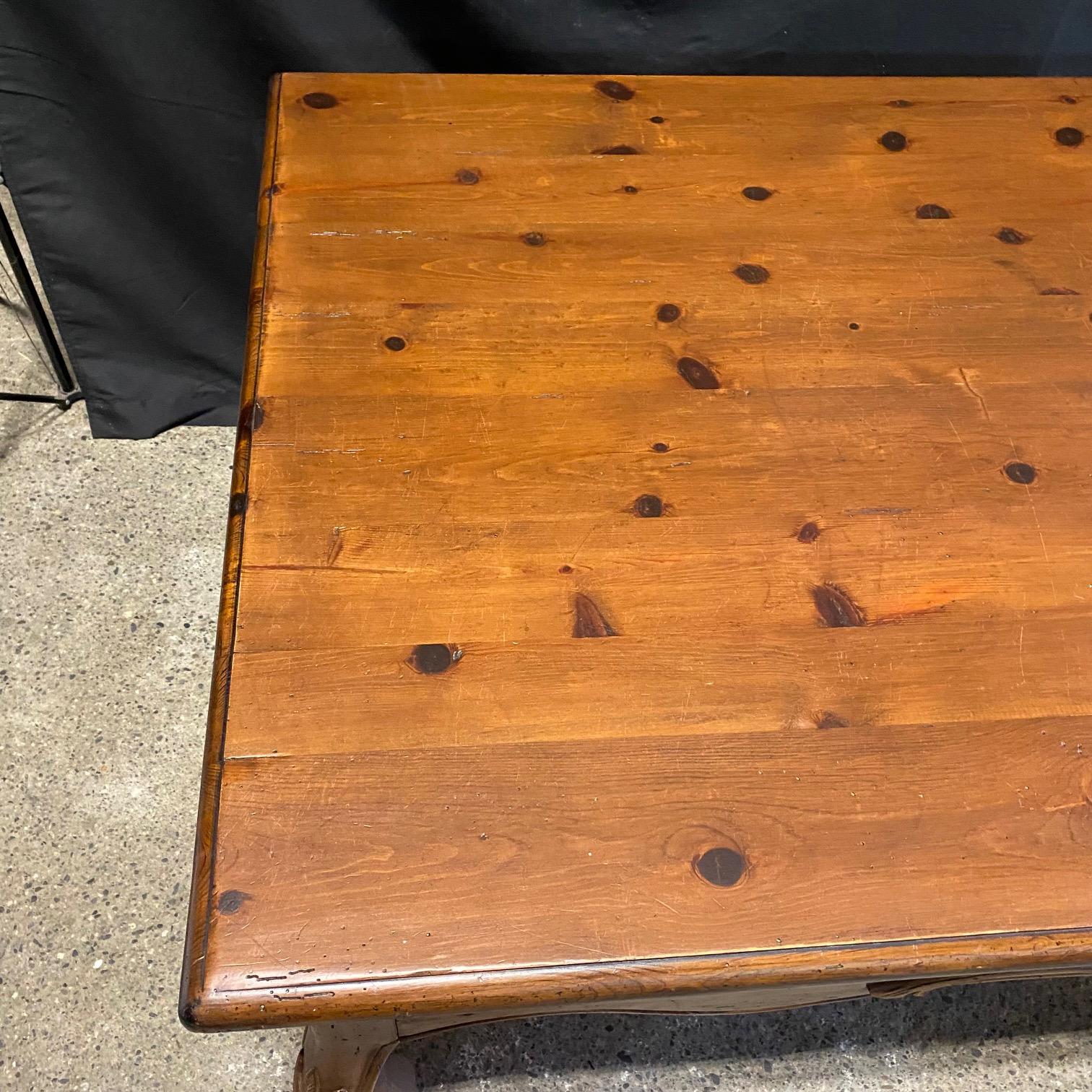 Table de salle à manger française sculptée en pin de style provincial Louis XV Bon état - En vente à Hopewell, NJ