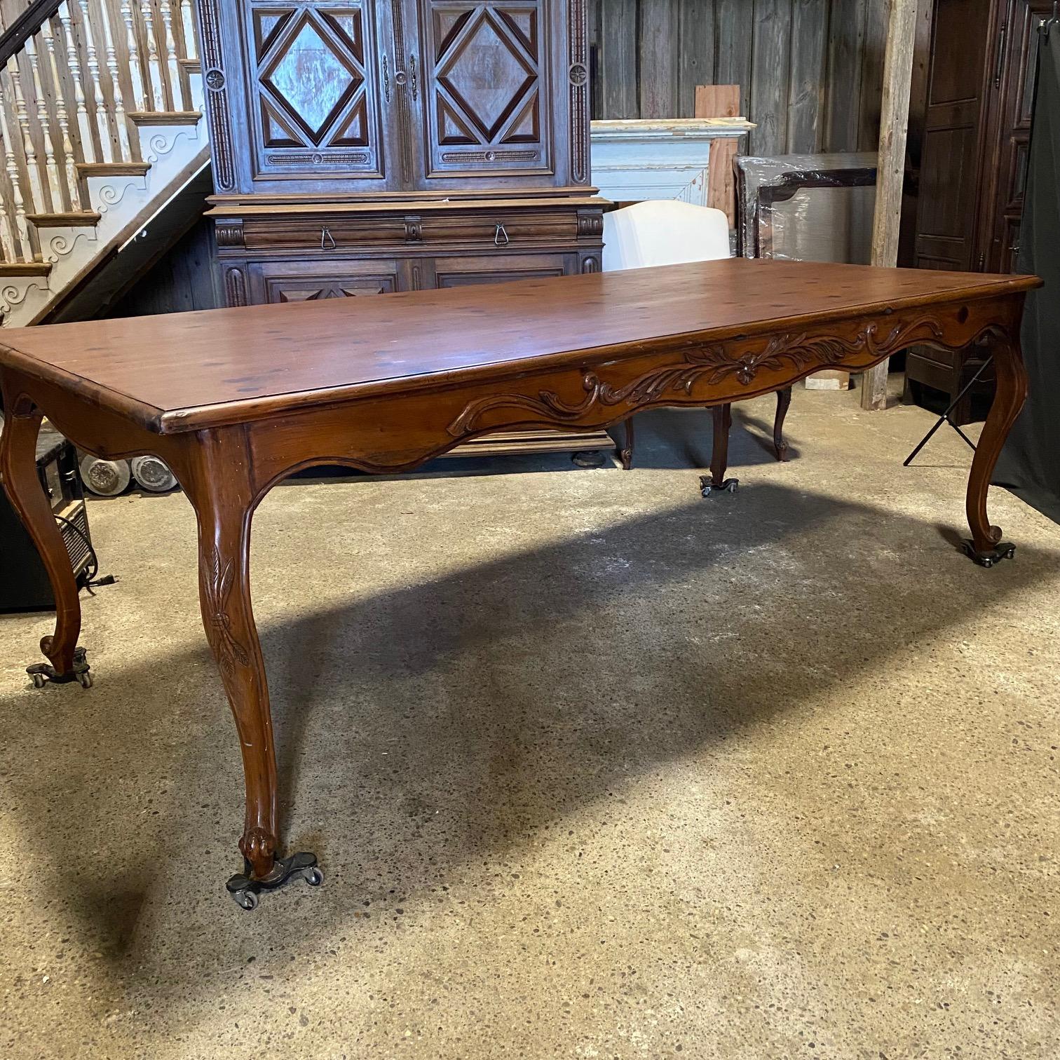 Pin Table de salle à manger française sculptée en pin de style provincial Louis XV en vente
