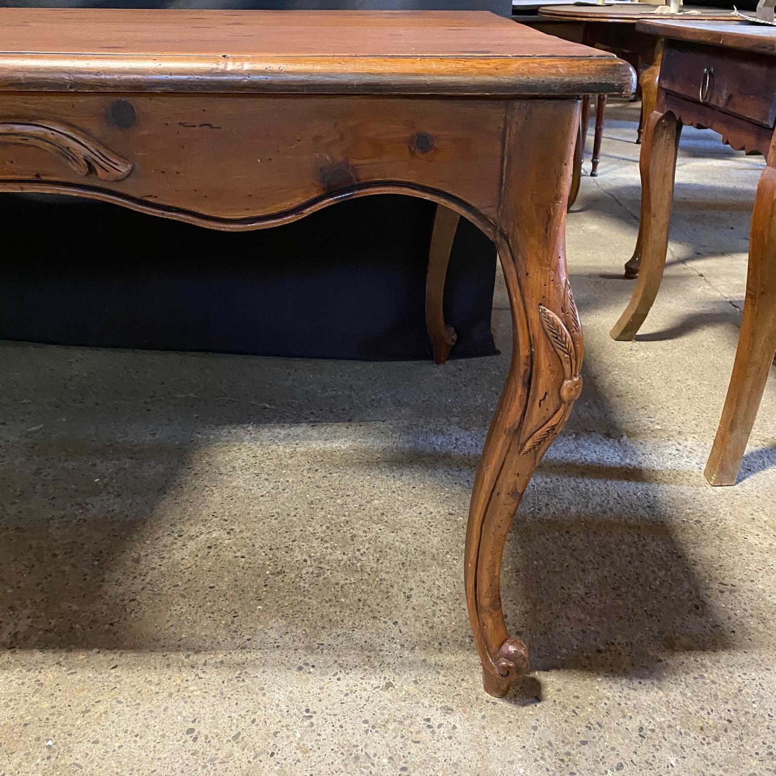 Table de salle à manger française sculptée en pin de style provincial Louis XV en vente 1