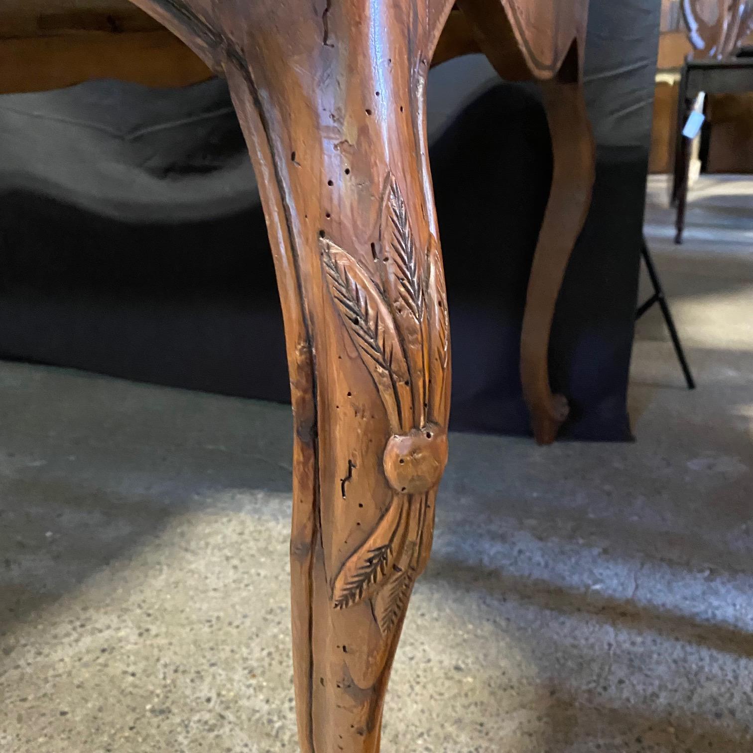 Table de salle à manger française sculptée en pin de style provincial Louis XV en vente 2