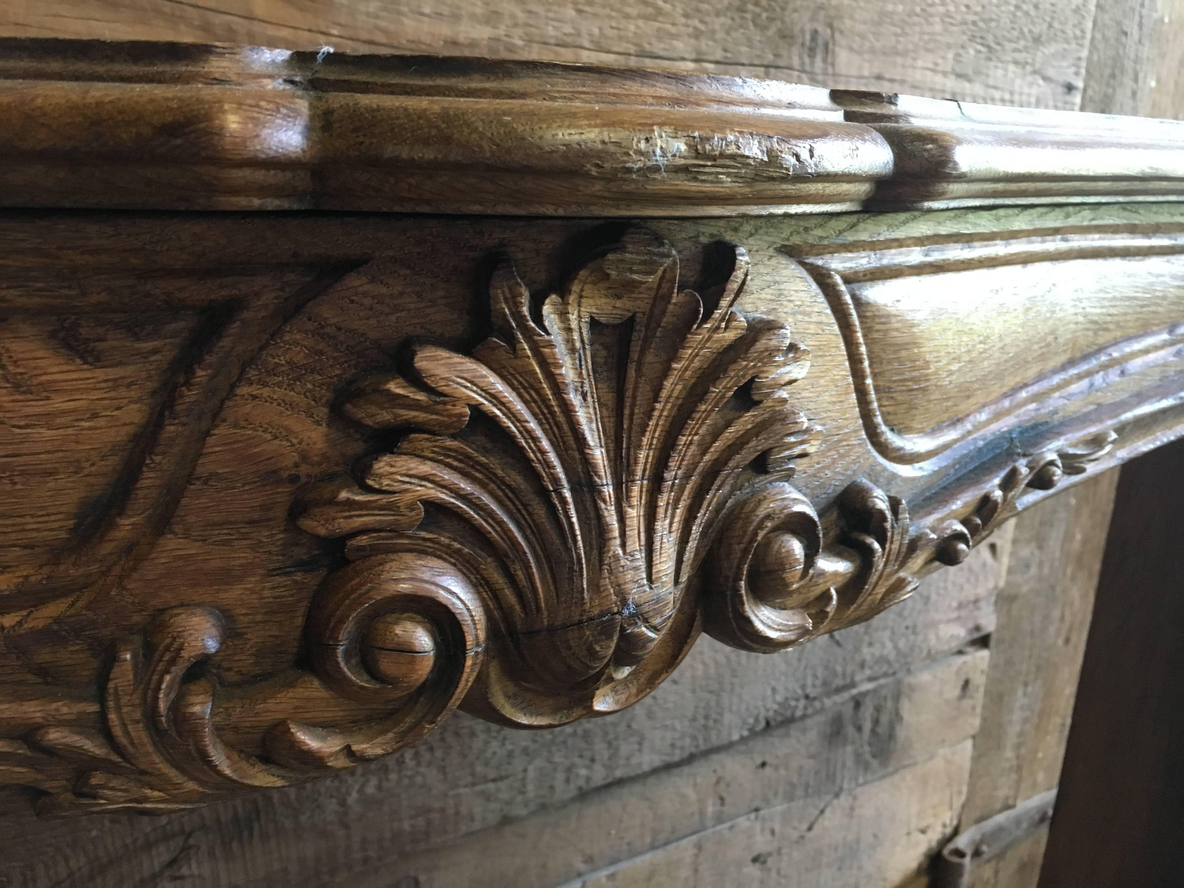 A beautifully hand-carved Louis XV style fireplace mantel in stained oak with a central stylized acanthus leaf carving, a slightly serpentine shape on two upright supports with deep fluted carving. French 19th century. A very nice size.
Interior