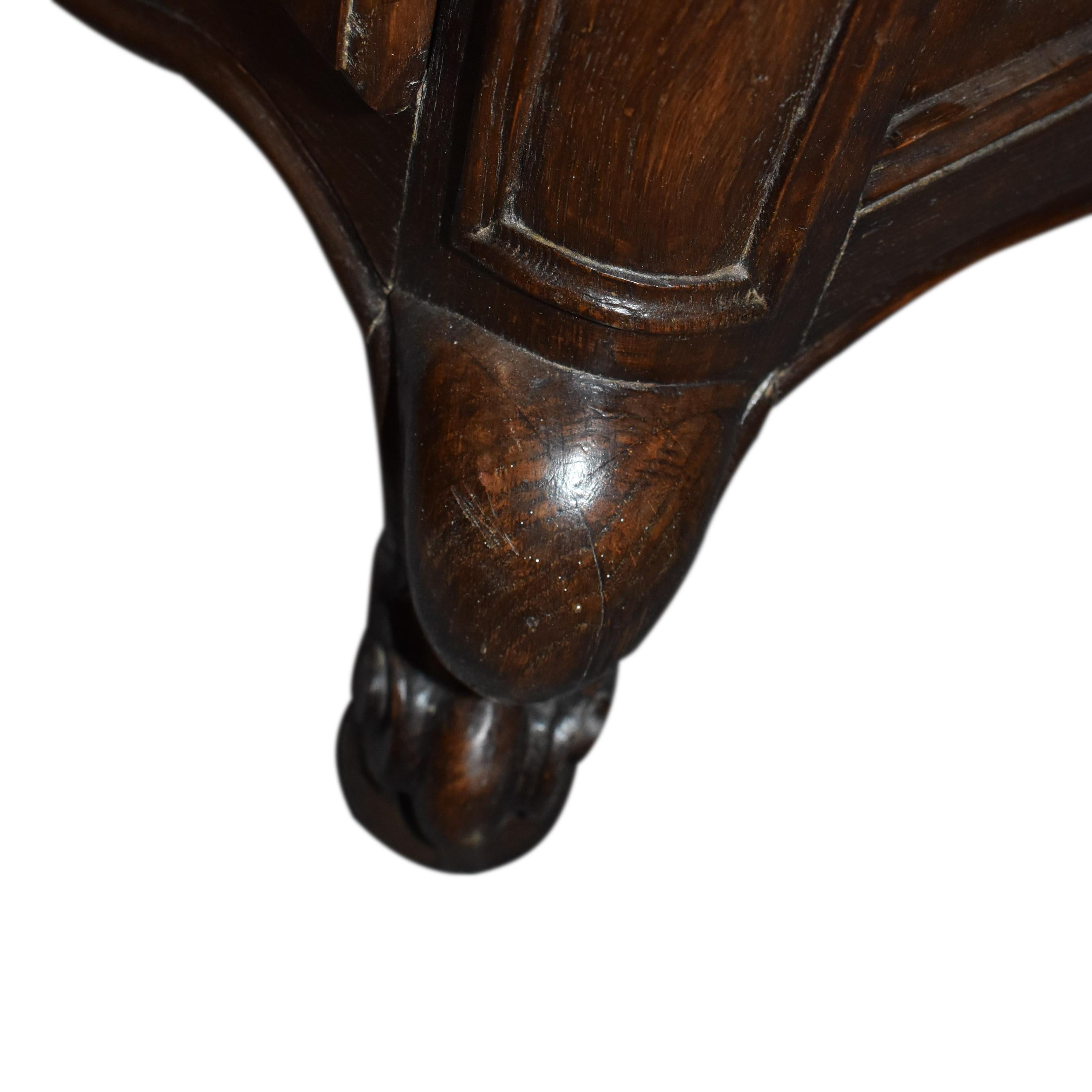 Vitrine en chêne sculpté de style Louis XV, vers 1900 en vente 1