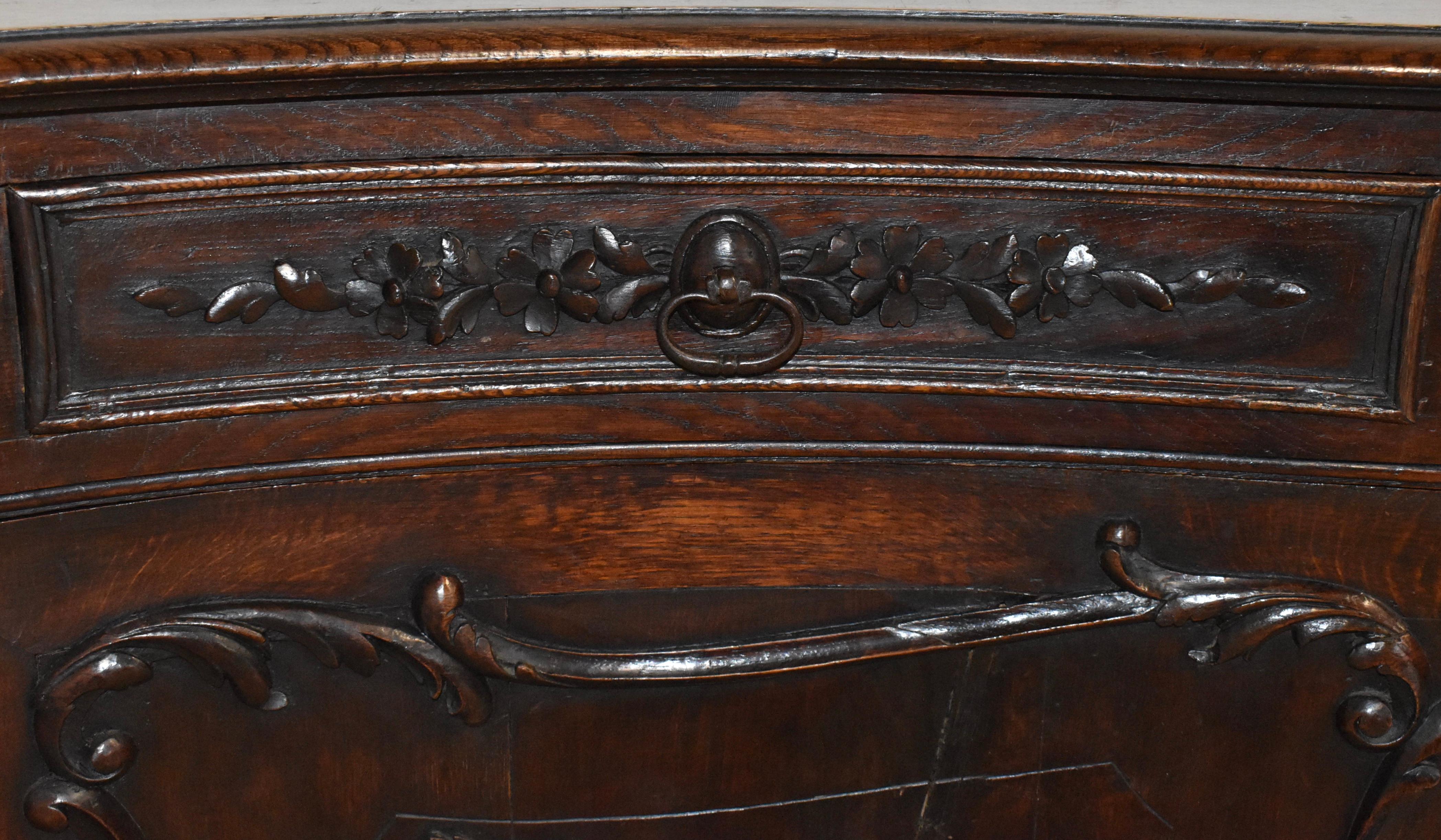 Geschnitztes Serpentinen-Sideboard im Stil Louis XV., um 1890 im Zustand „Gut“ im Angebot in Evergreen, CO