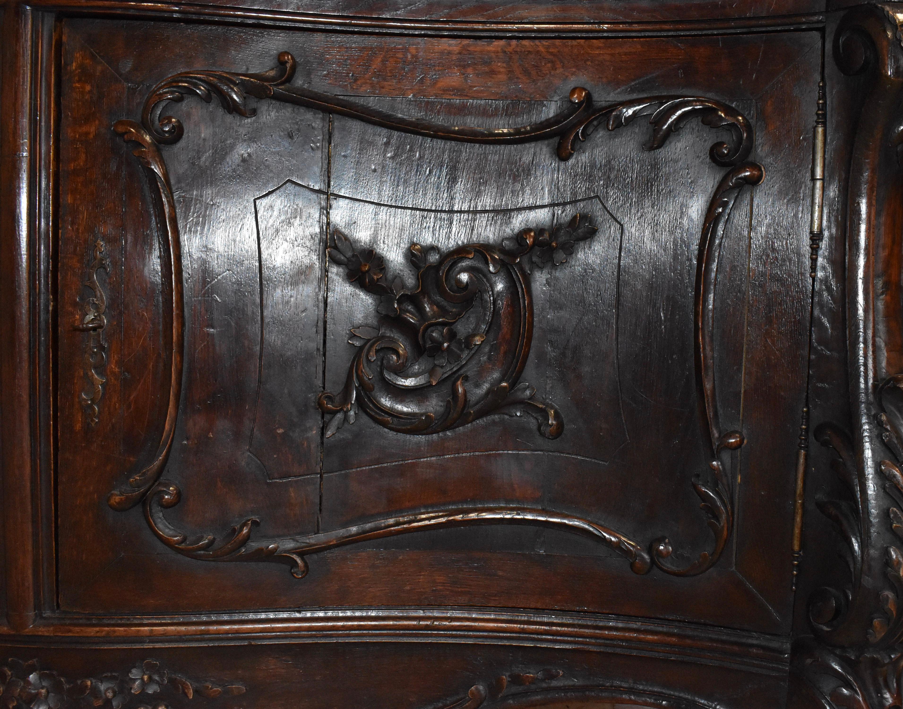 Louis XV Carved Serpentine Sideboard, circa 1890 For Sale 3