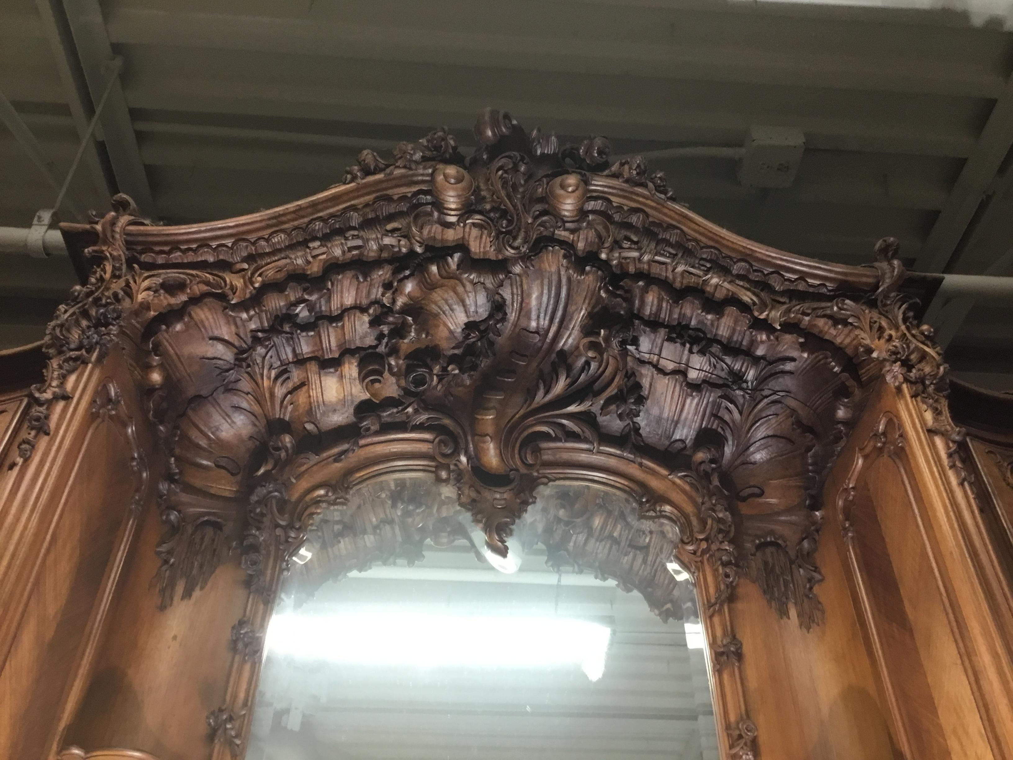 Exquisite Louis XV.-Sideboard aus handgeschnitztem Nussbaum und Marmor aus dem späten 19. Jahrhundert  im Angebot 6