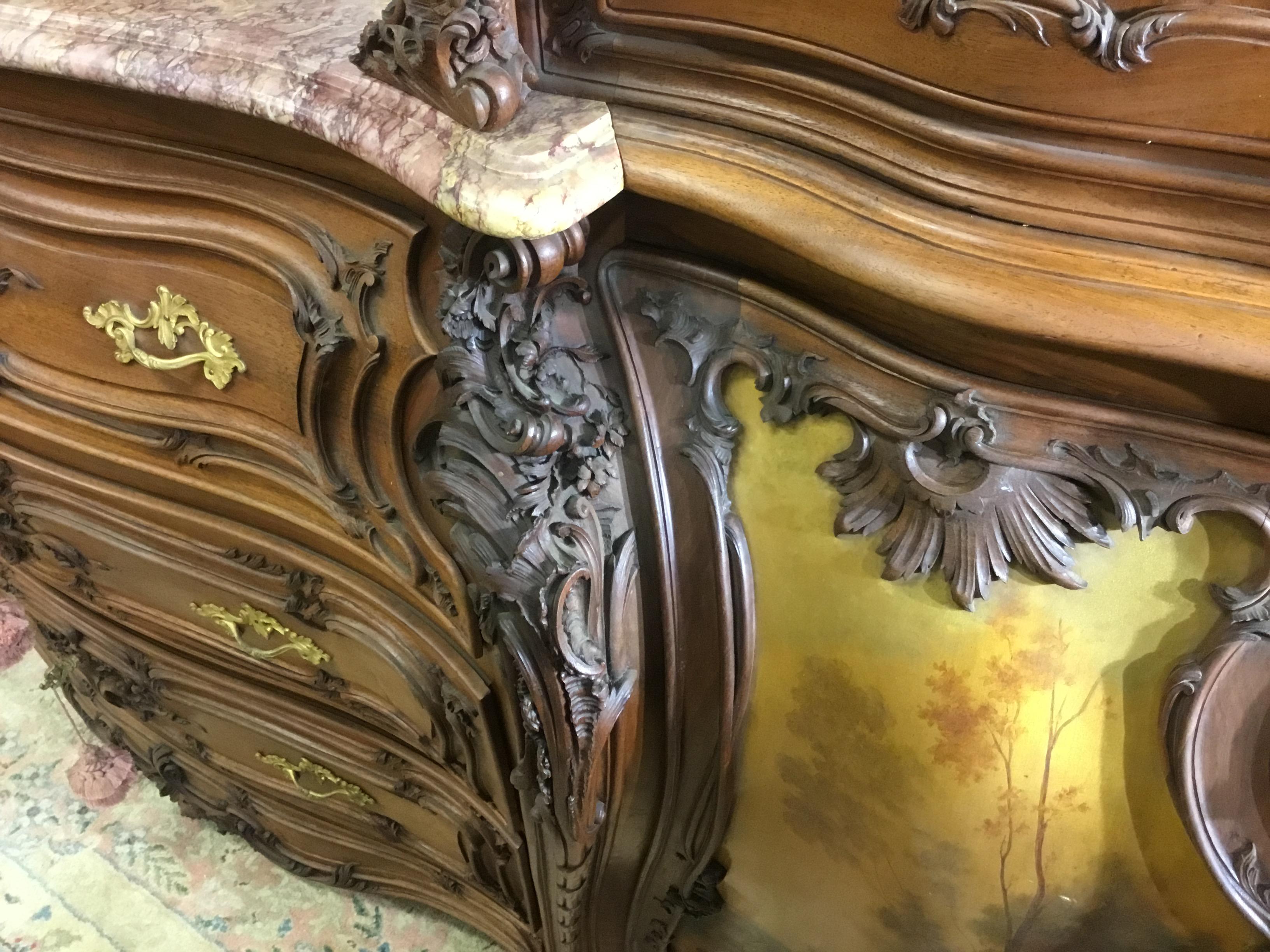 Exquisite Louis XV.-Sideboard aus handgeschnitztem Nussbaum und Marmor aus dem späten 19. Jahrhundert  (Französisch) im Angebot
