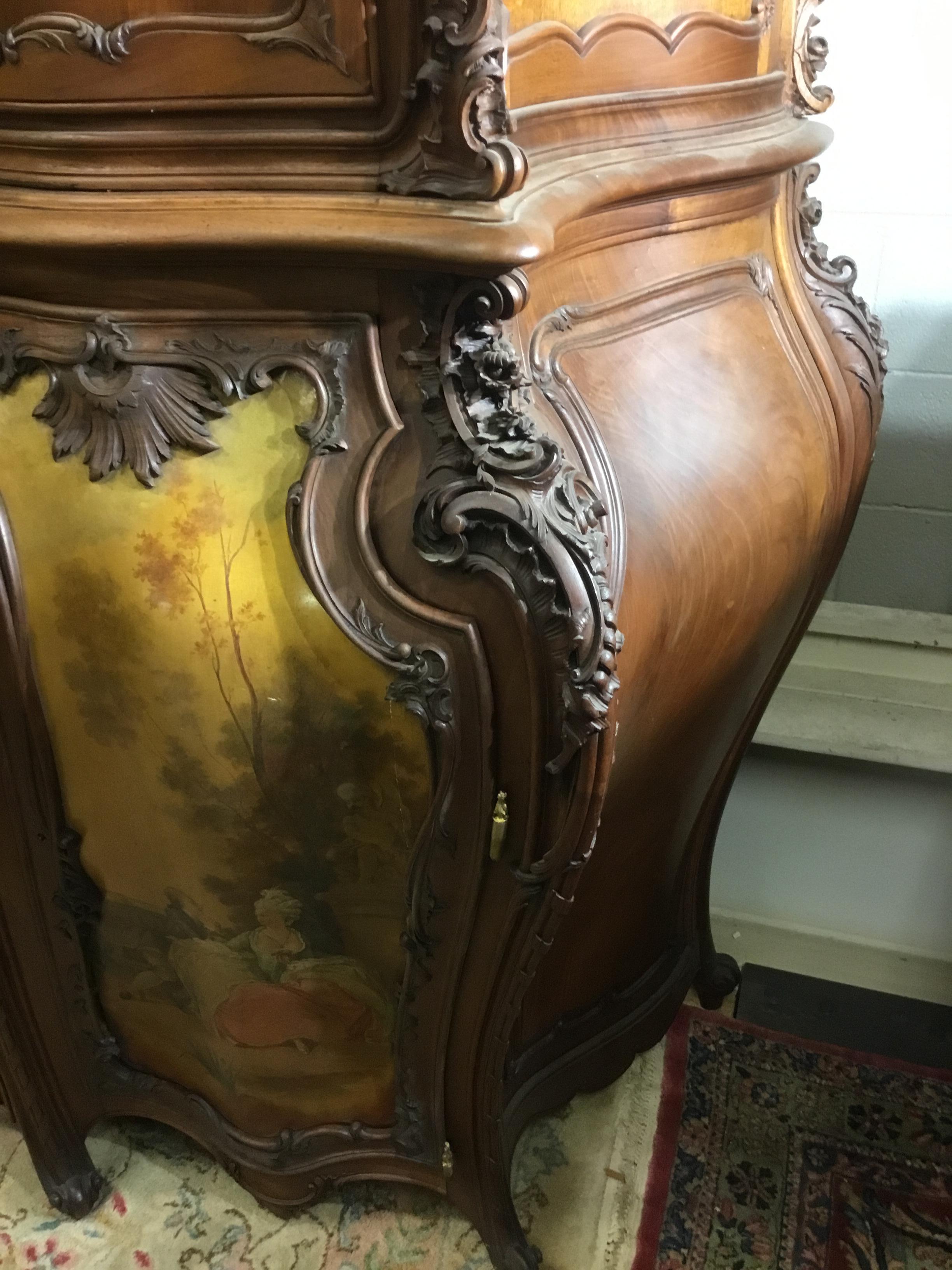 Exquisite Louis XV.-Sideboard aus handgeschnitztem Nussbaum und Marmor aus dem späten 19. Jahrhundert  (Handgeschnitzt) im Angebot