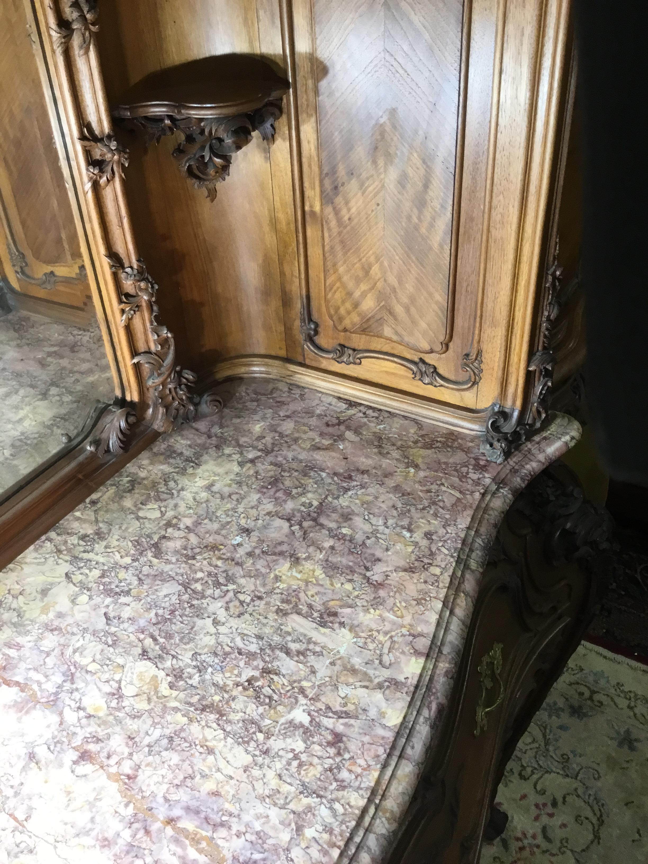 Exquisite Louis XV.-Sideboard aus handgeschnitztem Nussbaum und Marmor aus dem späten 19. Jahrhundert  im Zustand „Gut“ im Angebot in Clinton Twp, MI