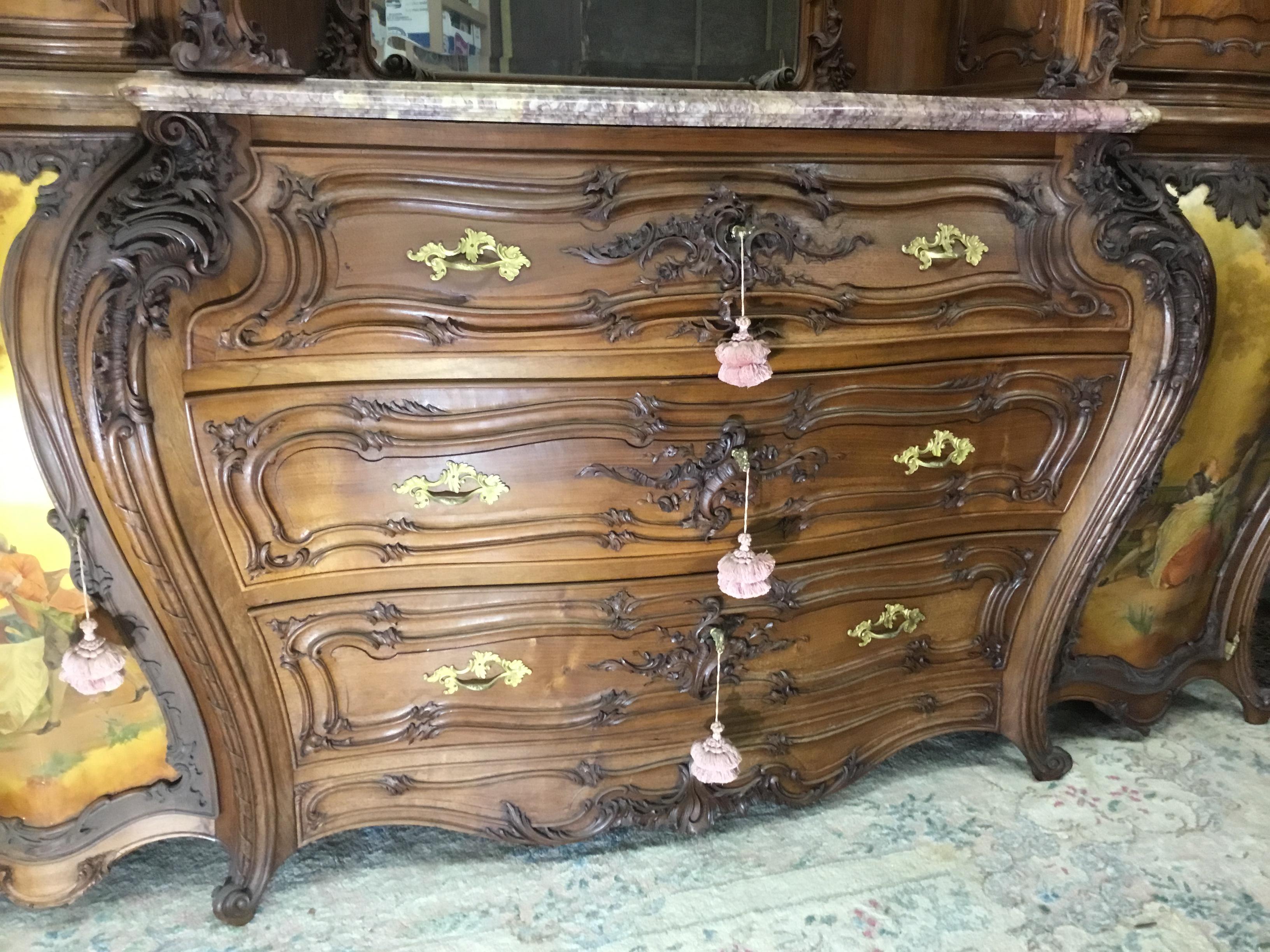 Exquisite Louis XV.-Sideboard aus handgeschnitztem Nussbaum und Marmor aus dem späten 19. Jahrhundert  im Angebot 1