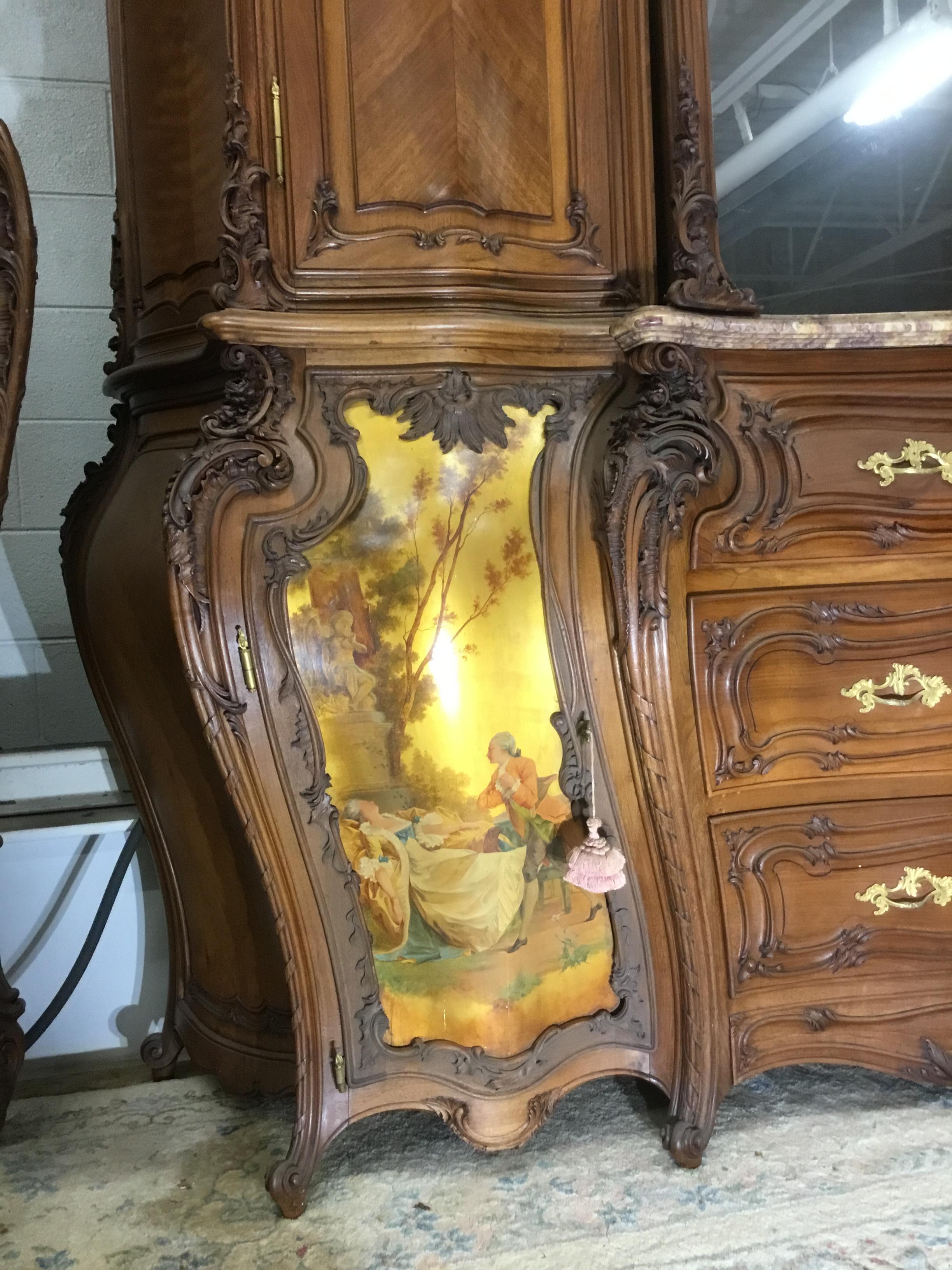 Exquisite Louis XV.-Sideboard aus handgeschnitztem Nussbaum und Marmor aus dem späten 19. Jahrhundert  im Angebot 2
