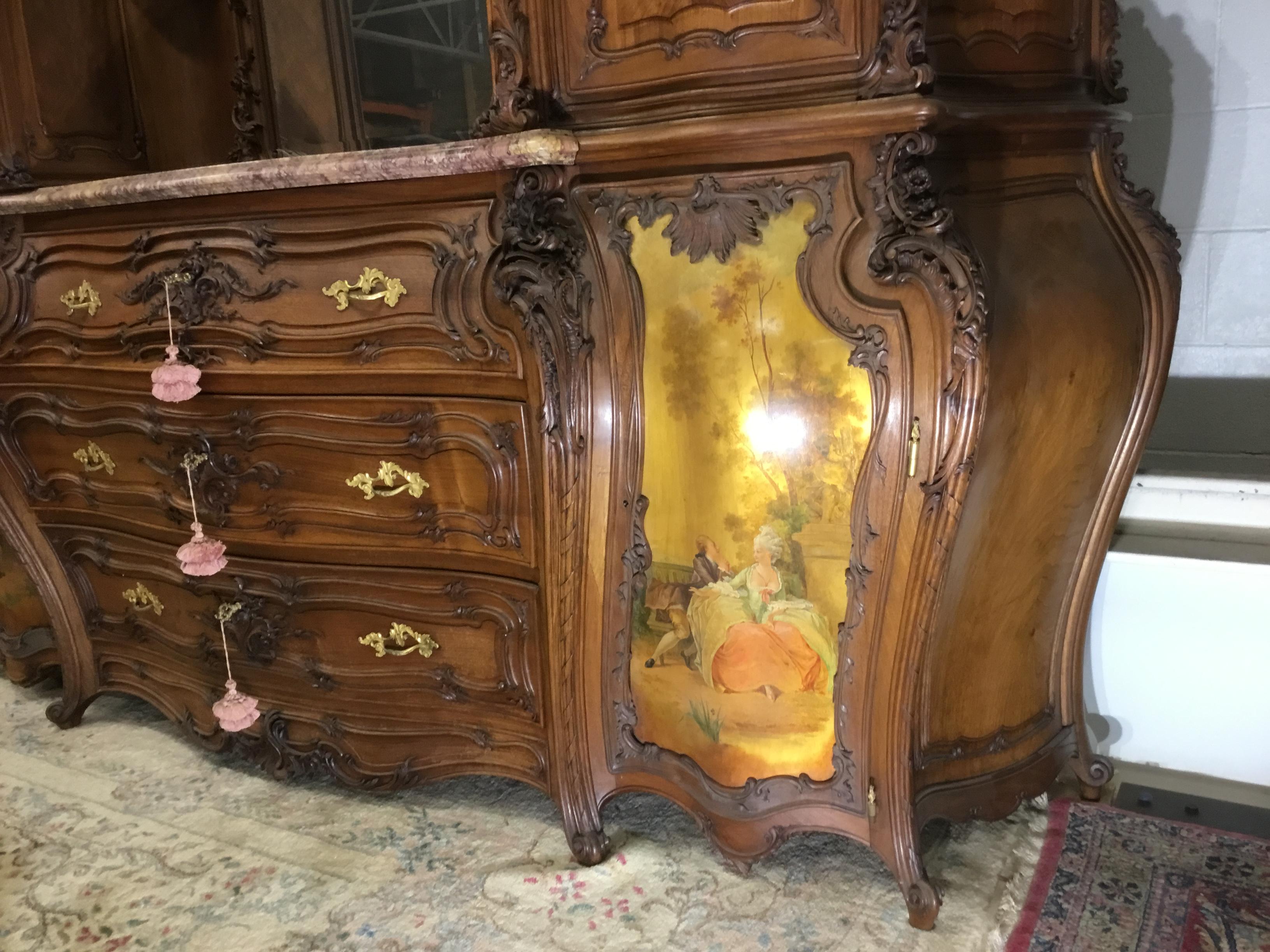 Exquisite Louis XV.-Sideboard aus handgeschnitztem Nussbaum und Marmor aus dem späten 19. Jahrhundert  im Angebot 3