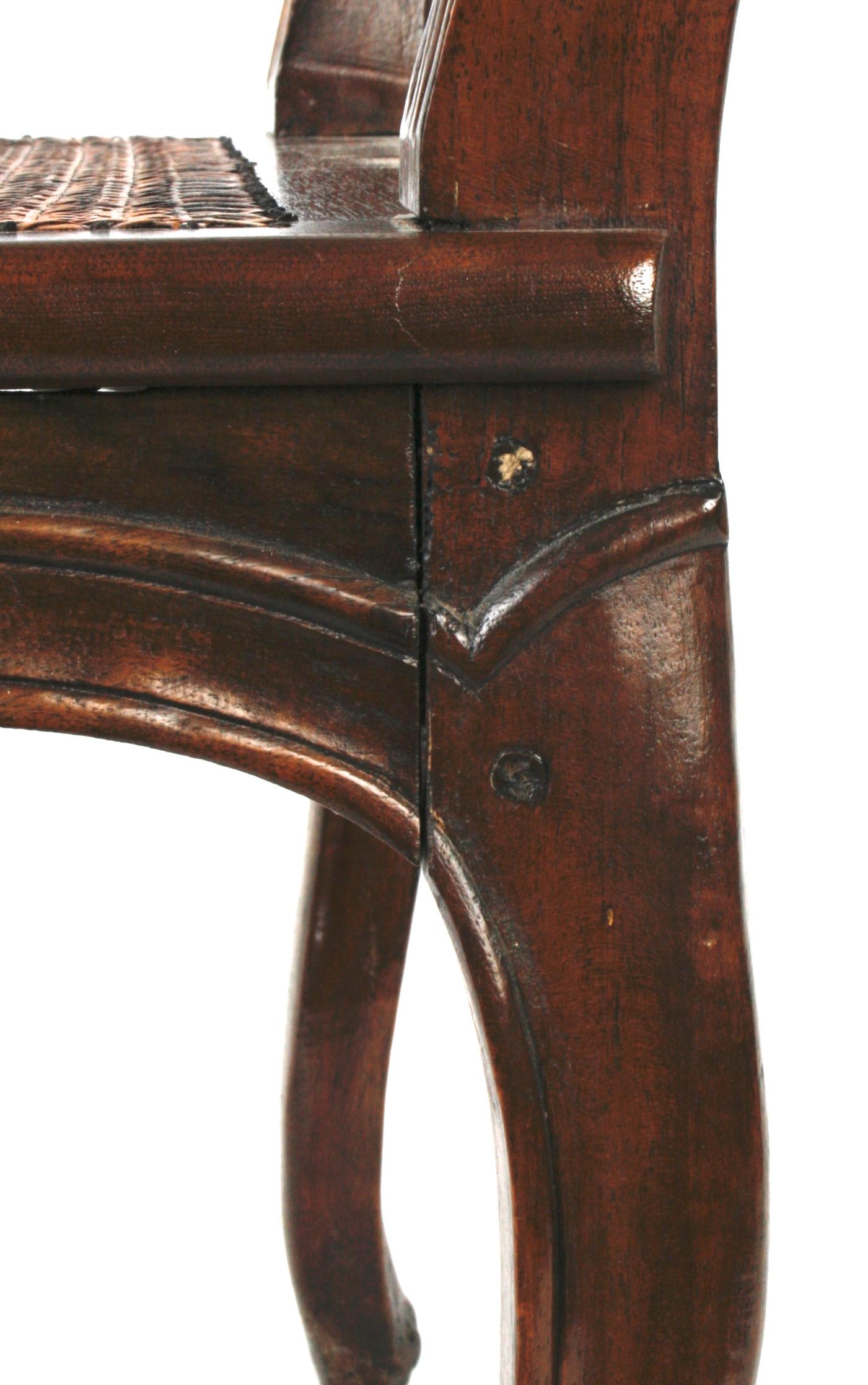 Sessel aus geschnitztem Nussbaumholz im Stil Louis XV., um 1740 im Angebot 2