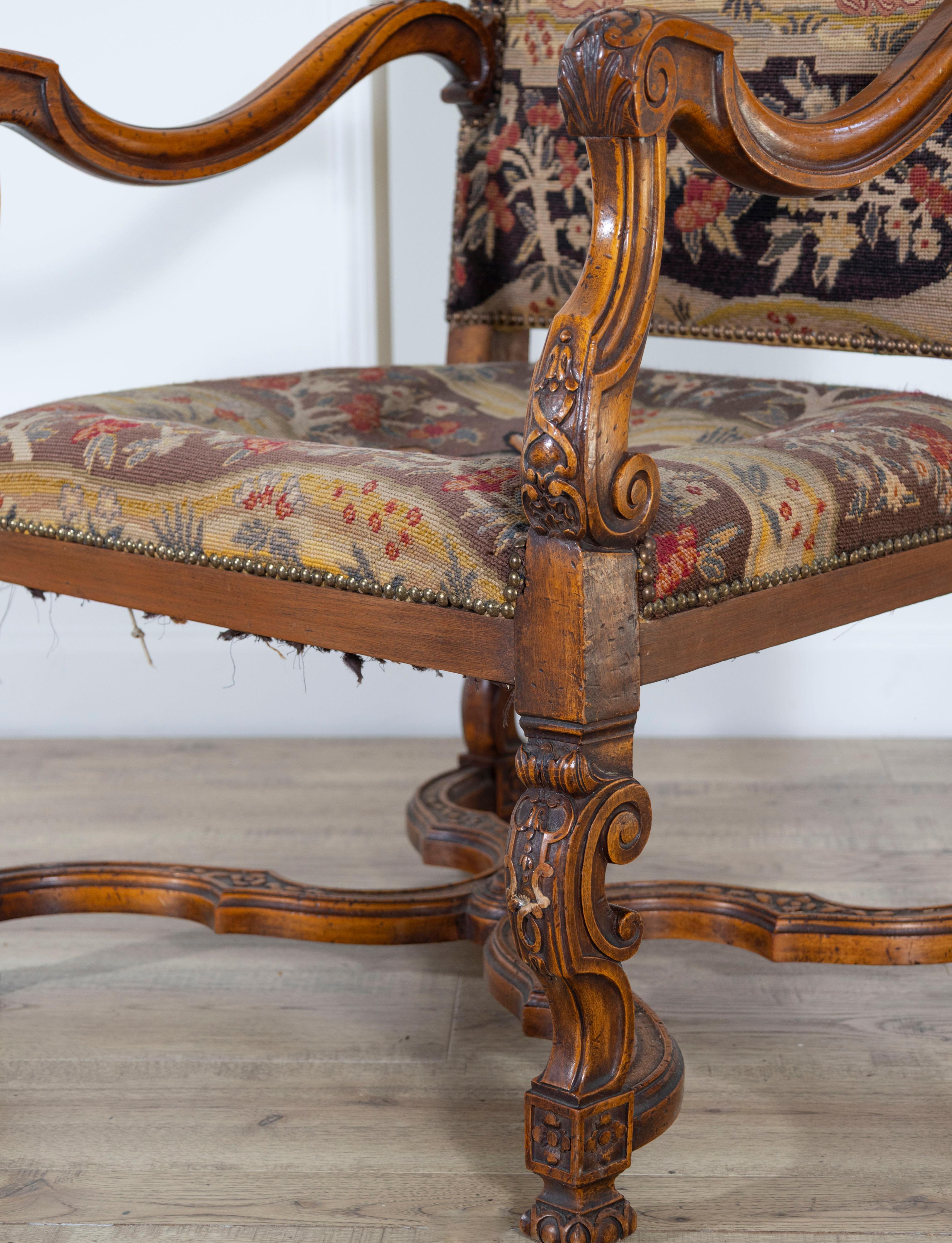 Louis XV Sessel aus geschnitztem Nussbaumholz aus der Toskana, 18. im Angebot 3