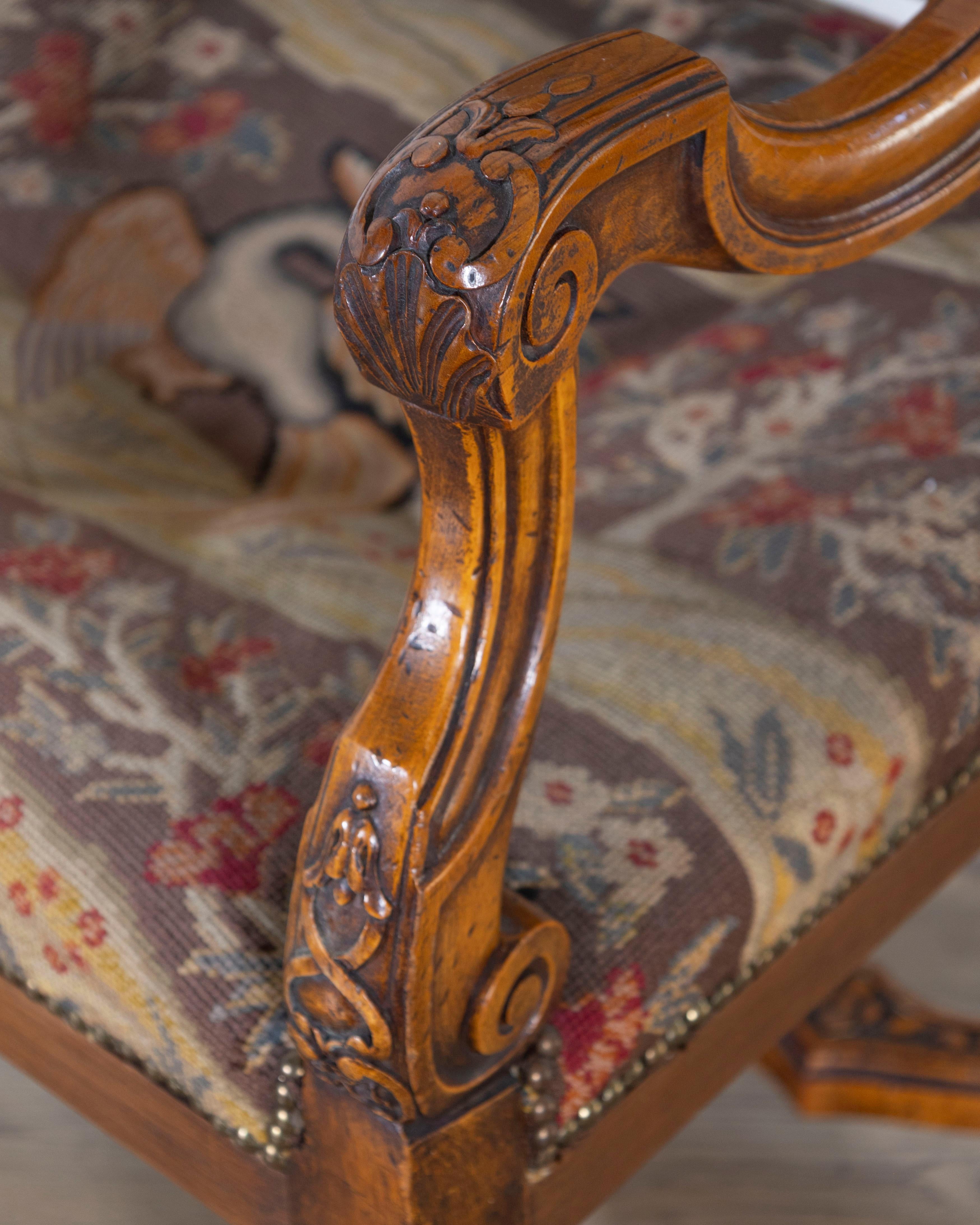 Louis XV Sessel aus geschnitztem Nussbaumholz aus der Toskana, 18. im Angebot 4