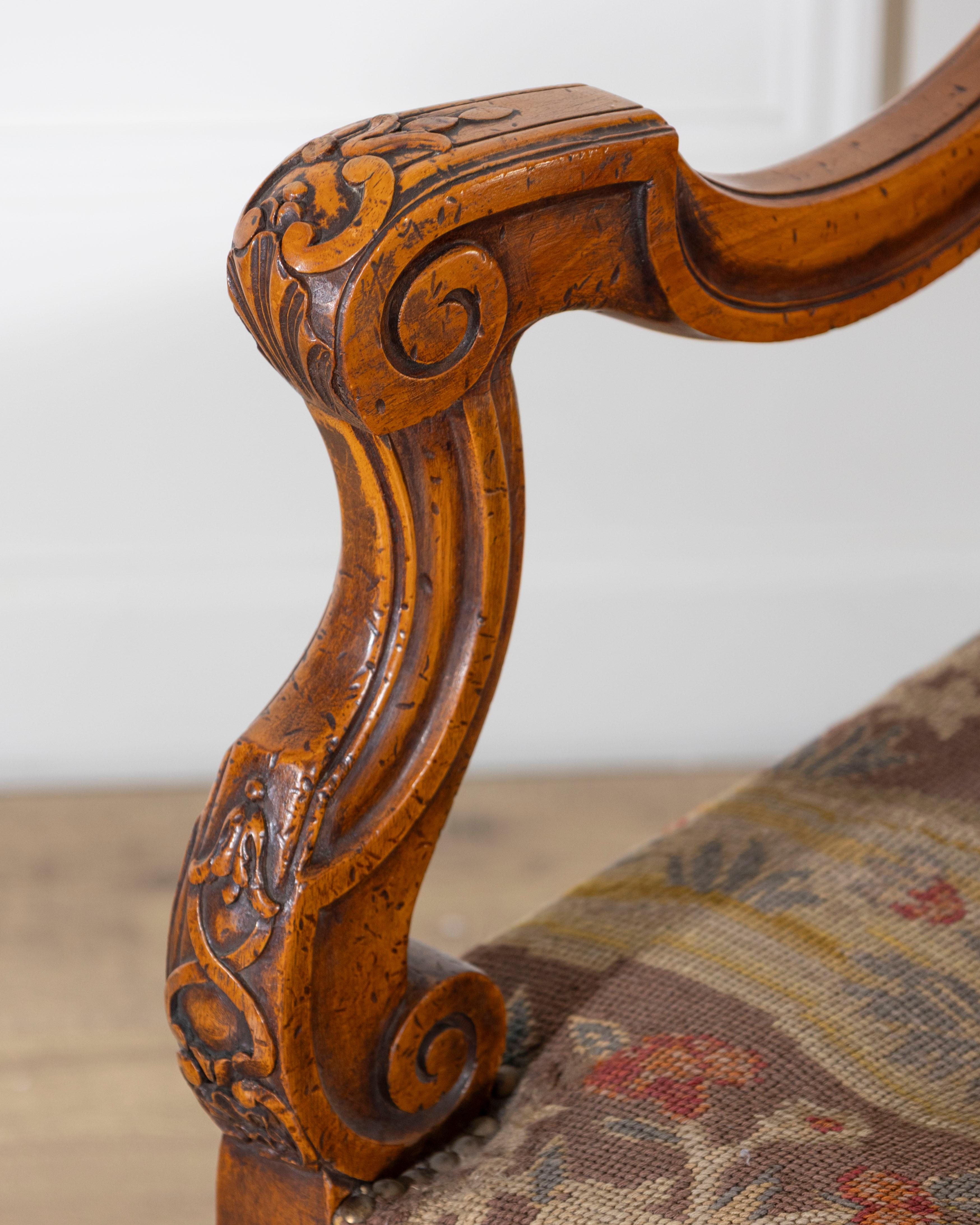 Louis XV Sessel aus geschnitztem Nussbaumholz aus der Toskana, 18. im Angebot 5