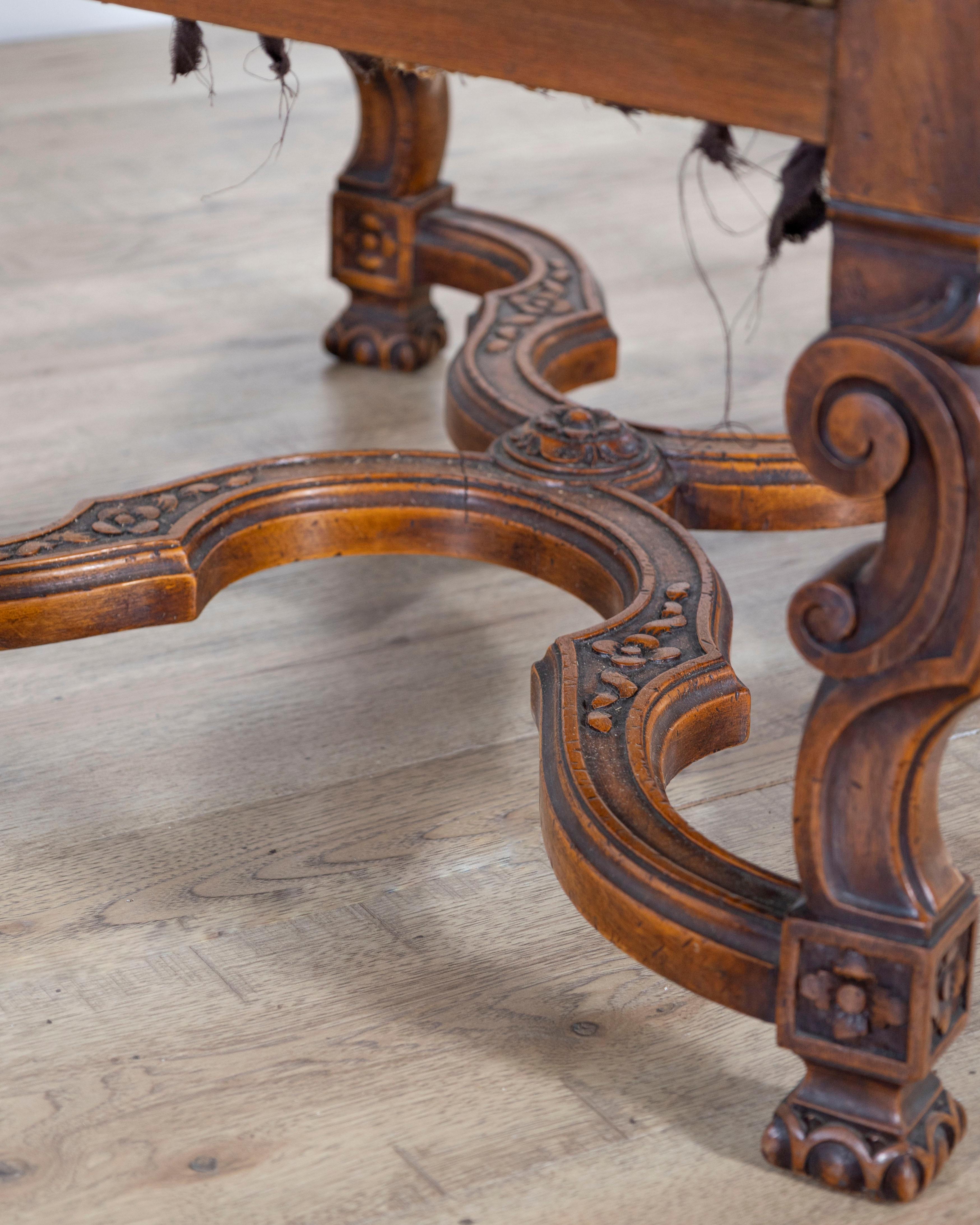 Louis XV Sessel aus geschnitztem Nussbaumholz aus der Toskana, 18. im Angebot 9