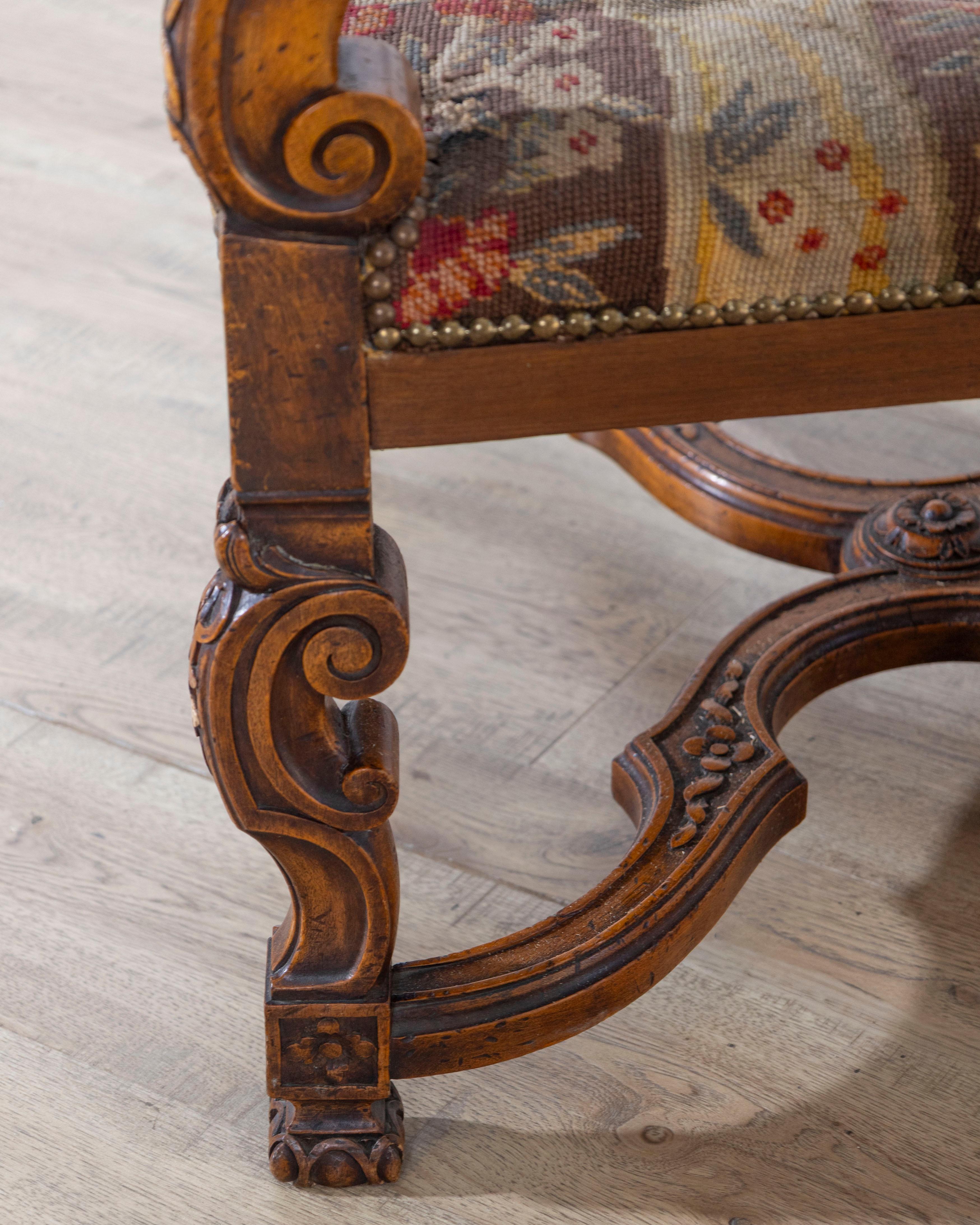 Louis XV Sessel aus geschnitztem Nussbaumholz aus der Toskana, 18. im Angebot 10