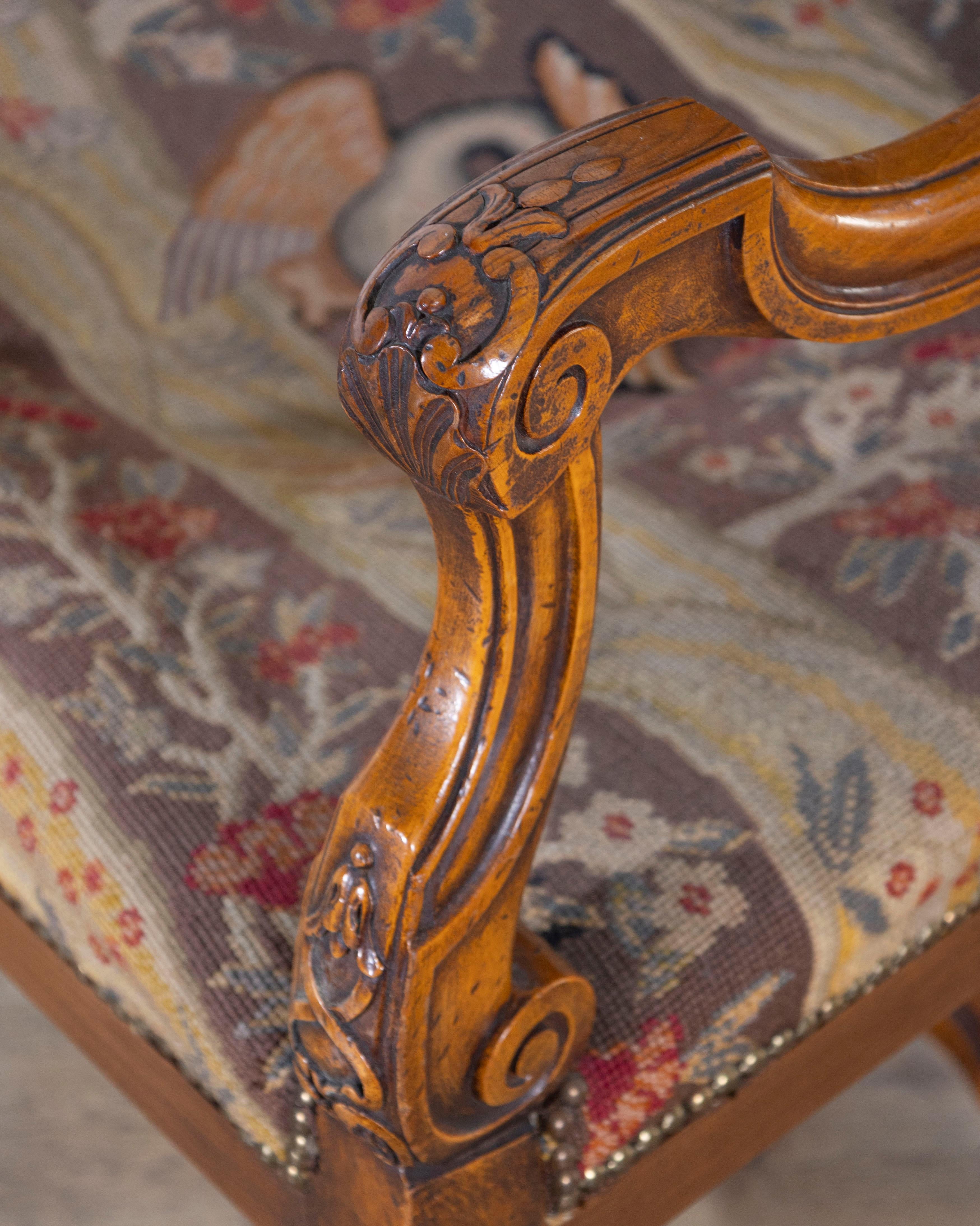 Louis XV Sessel aus geschnitztem Nussbaumholz aus der Toskana, 18. im Angebot 12