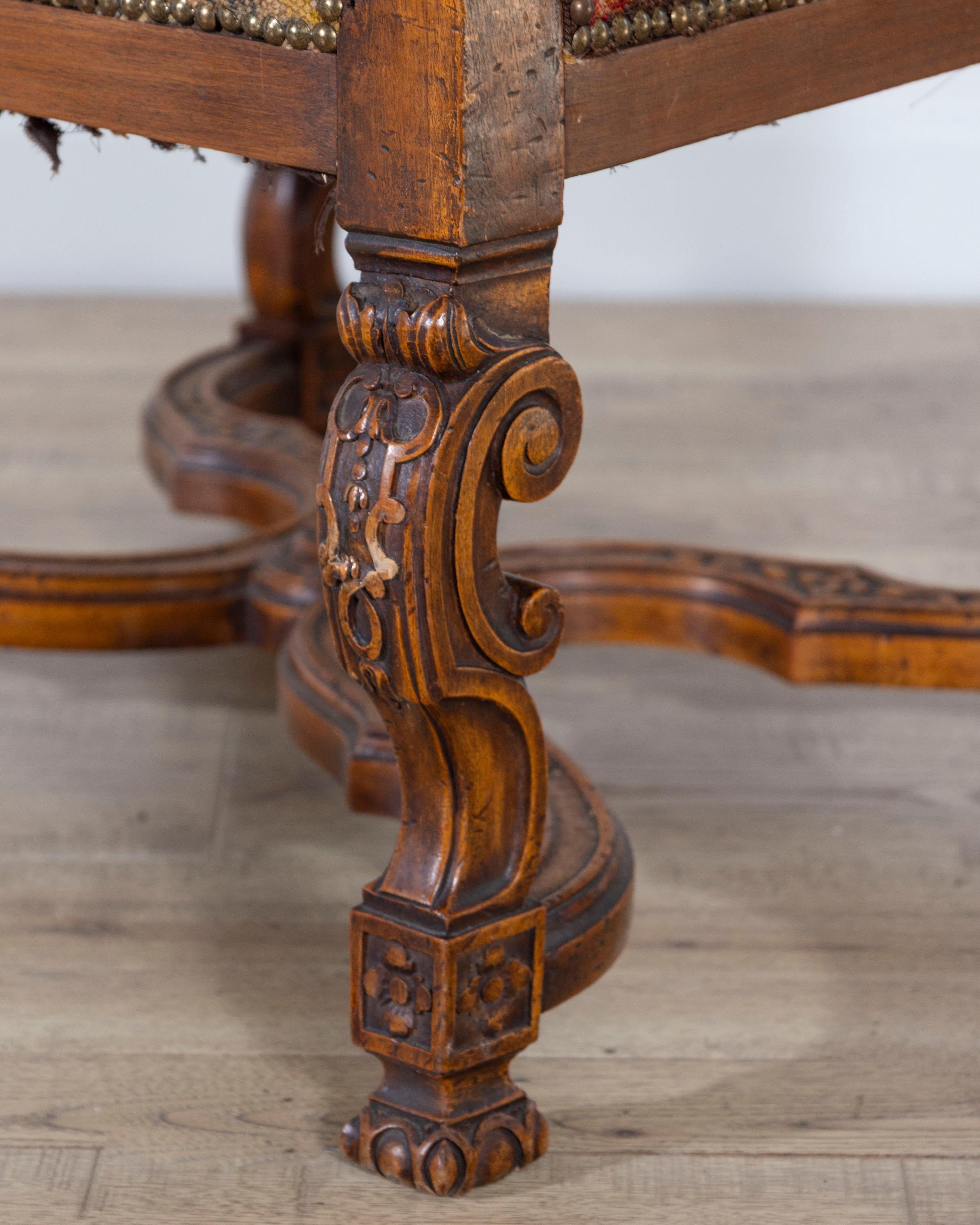 Louis XV Sessel aus geschnitztem Nussbaumholz aus der Toskana, 18. im Angebot 2