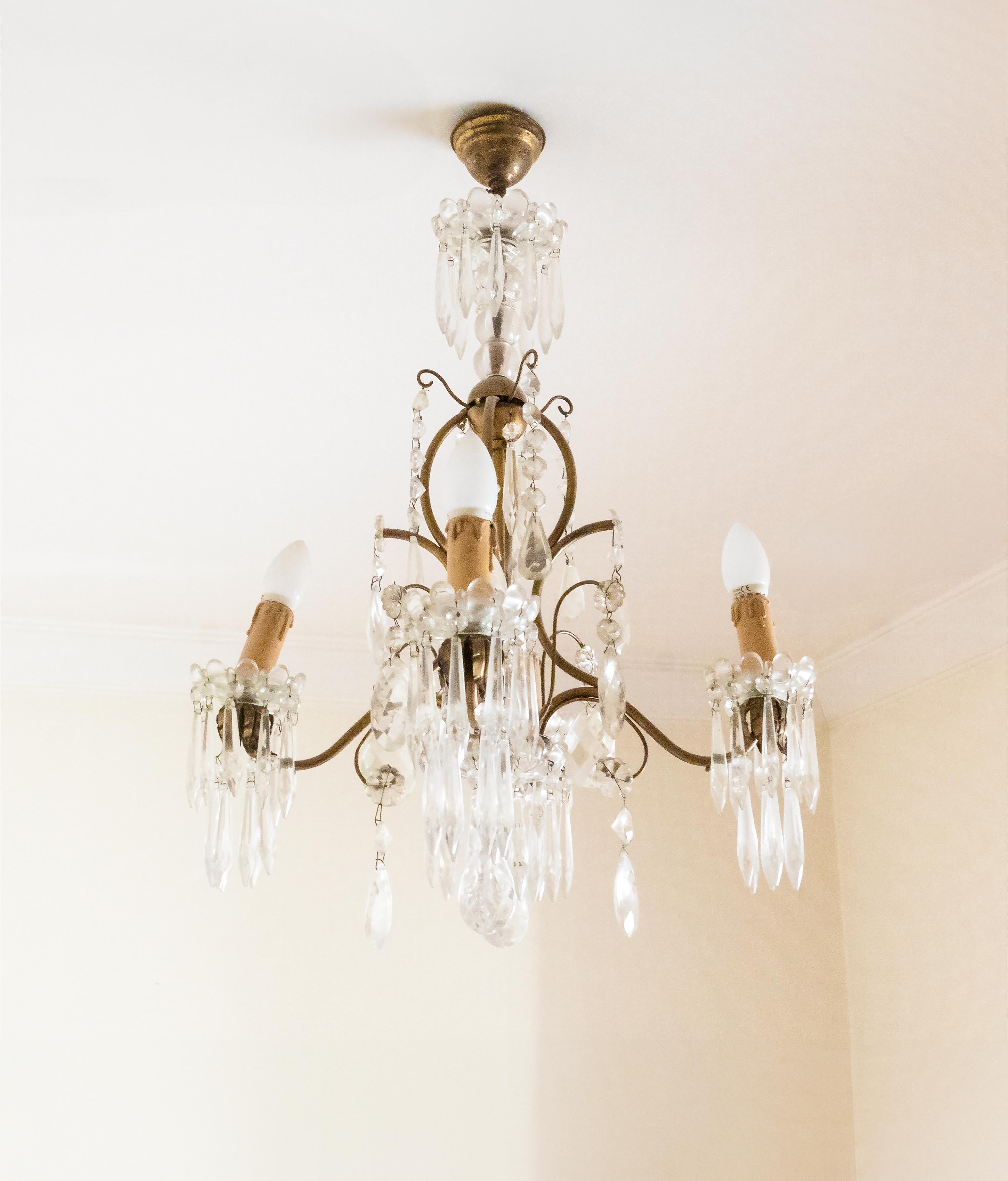 Un elegante lampadario del XIX secolo con quattro bracci e prese a candela, realizzato nel raffinato stile Luigi XV e ricablato per l'uso moderno.

Presenta quattro bracci graziosamente curvi, ognuno dei quali sostiene una singola luce.

Sospeso da