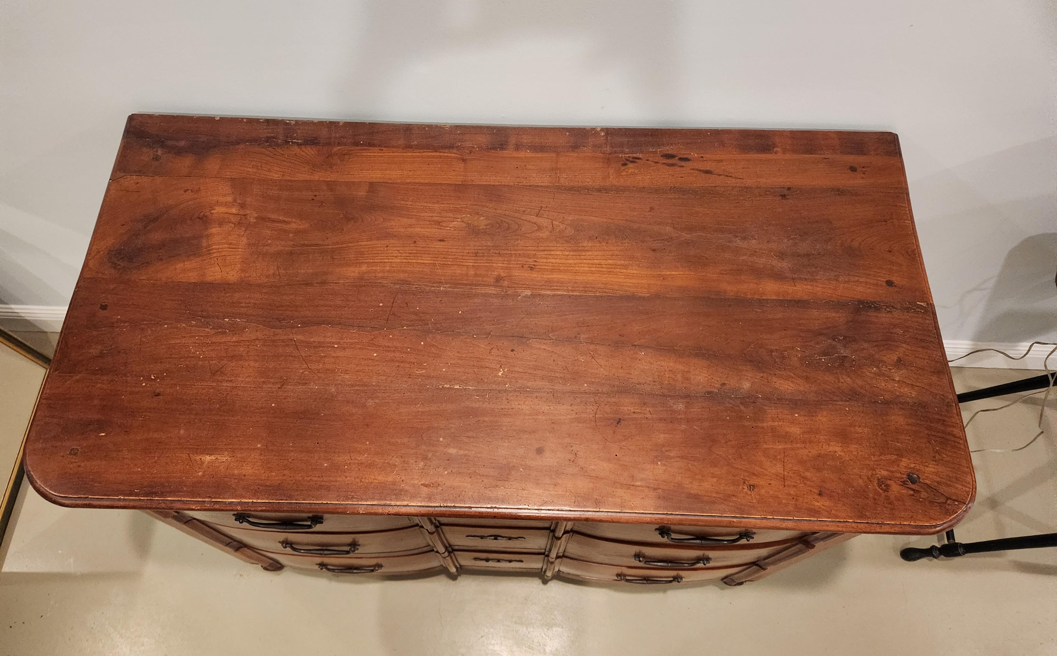 Louis XV Cherry and Chestnut Serpentine Commode, Circa 1720, Original Hardware In Good Condition For Sale In New Orleans, LA