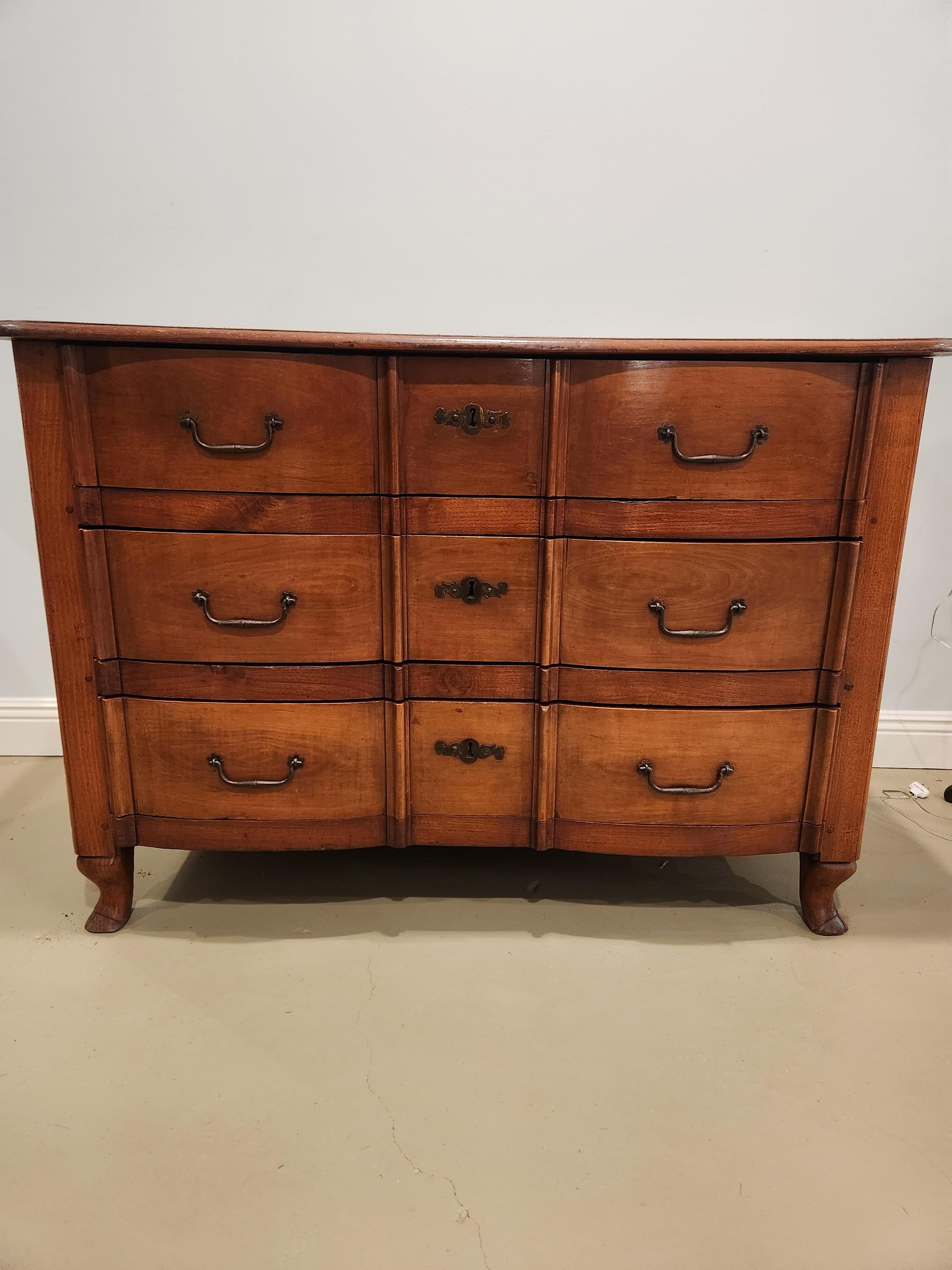 Louis XV Cherry and Chestnut Serpentine Commode, Circa 1720, Original Hardware For Sale 2