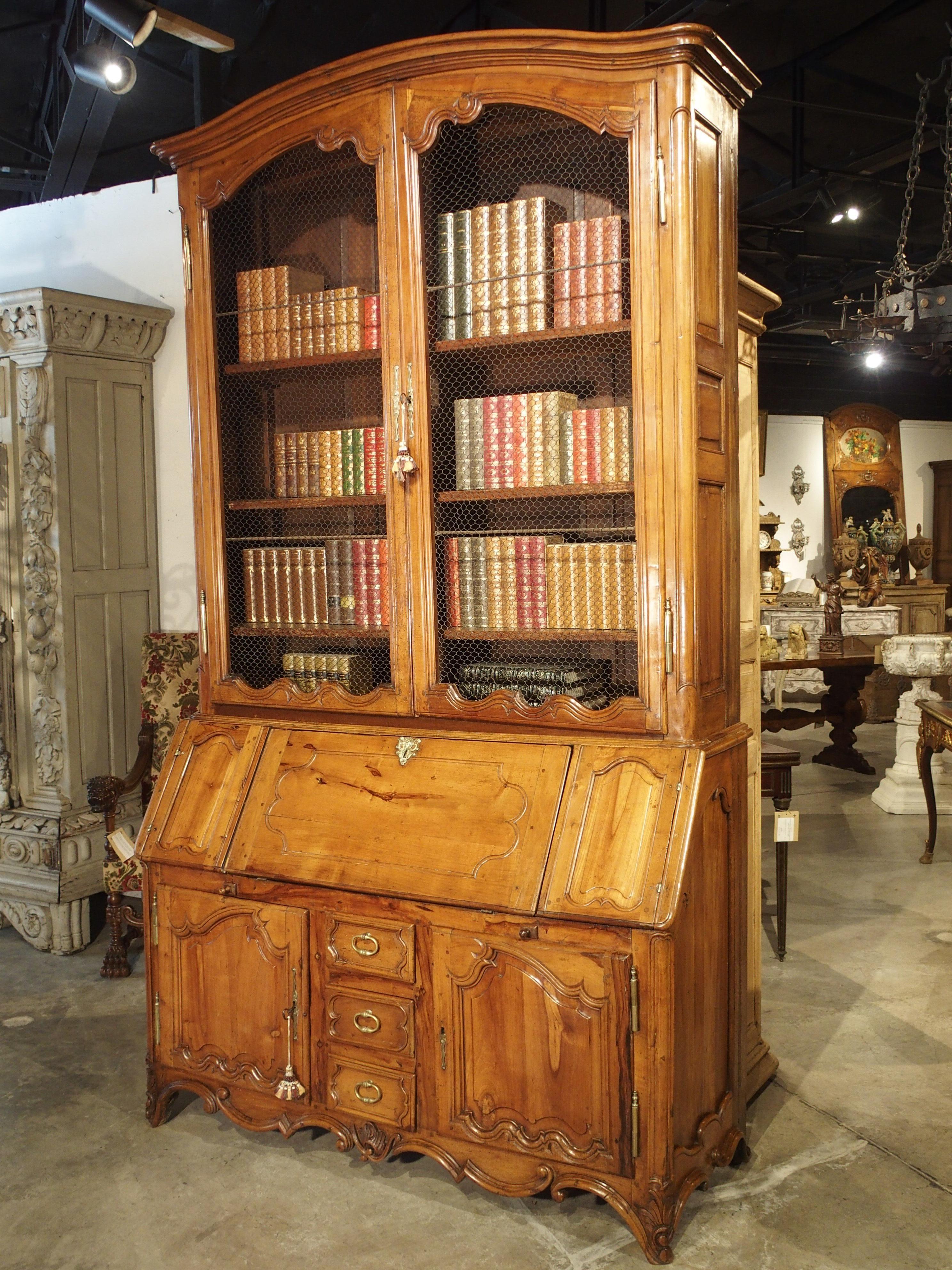 Cette pièce d'époque Louis XV, d'une élégance stupéfiante, peut être décrite de différentes manières. Il s'agit d'un Classic buffet deux corps, c'est-à-dire un buffet à 
