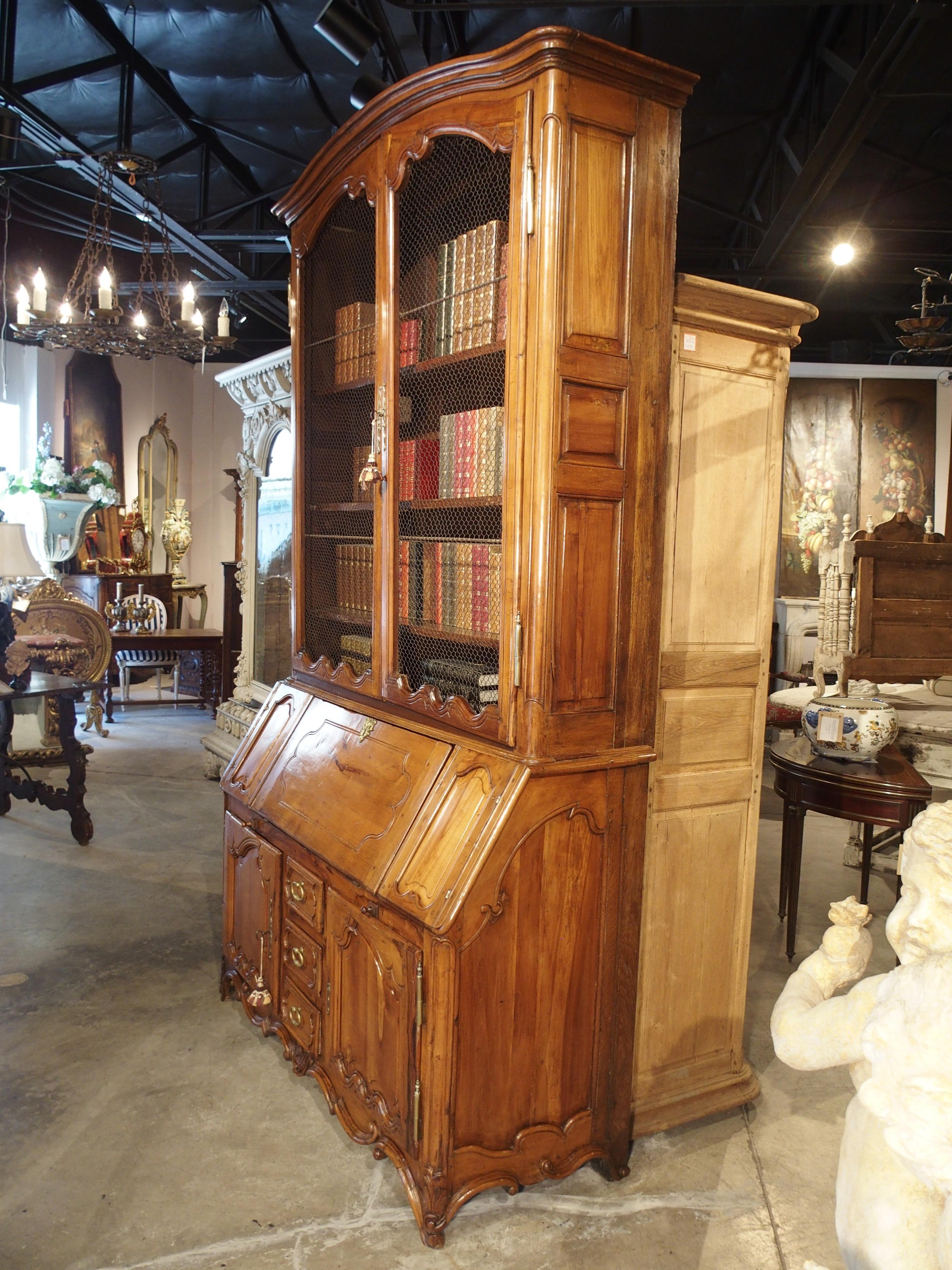 Bibliotheque Scriban Louis XV en merisier de Bourgogne, France, vers 1750 Bon état à Dallas, TX